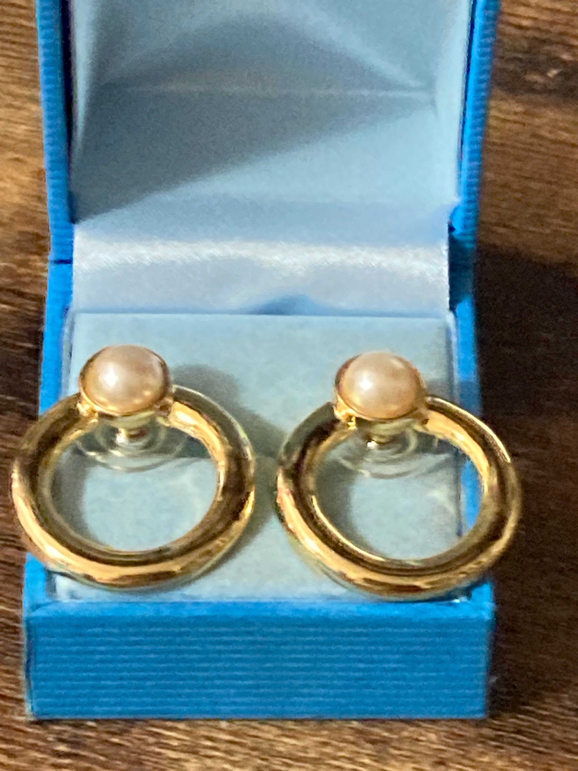 1980s Gold Faux Pearl Hoop Earrings: Retro Door Knocker Style