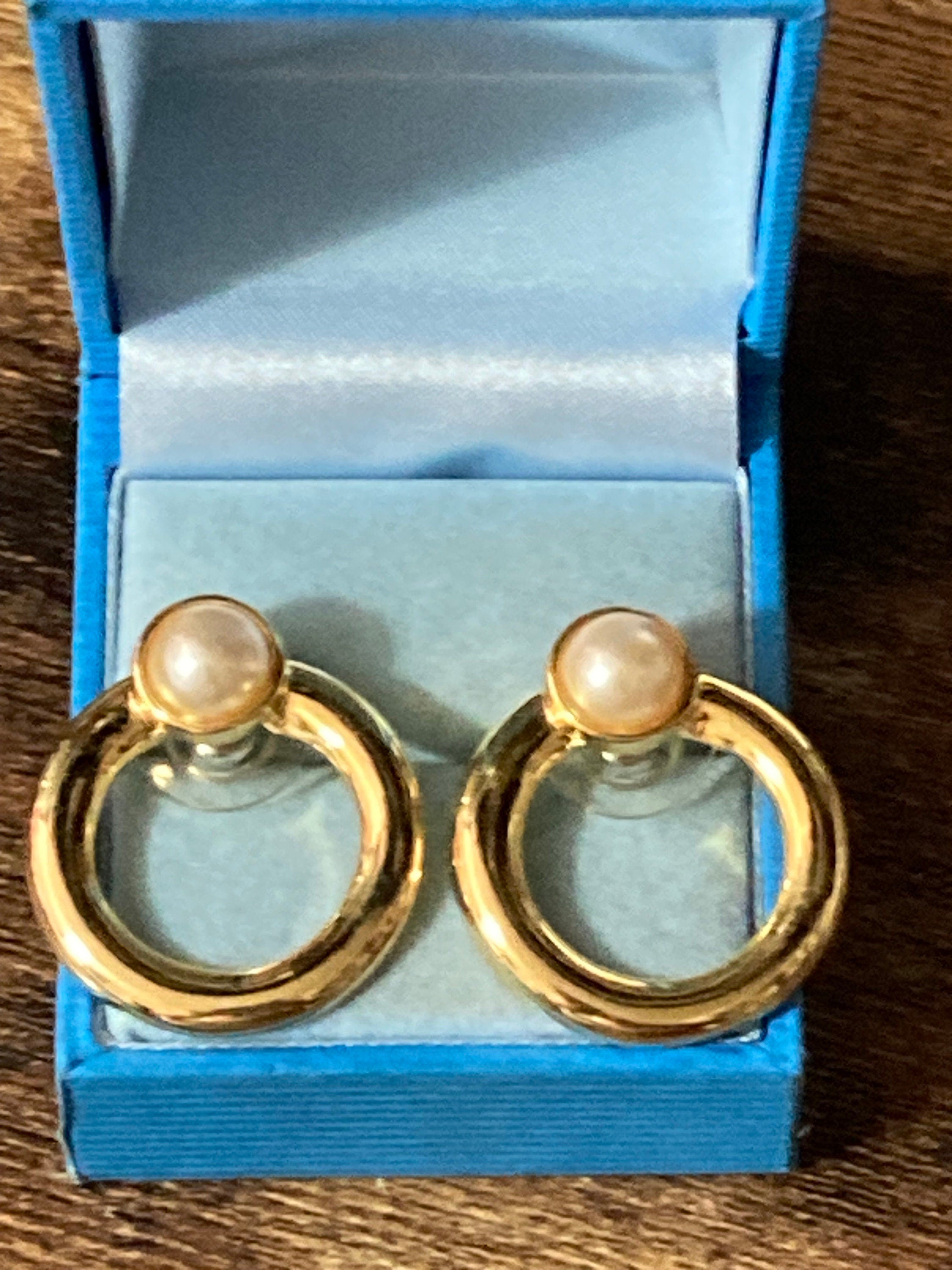 1980s Gold Faux Pearl Hoop Earrings: Retro Door Knocker Style