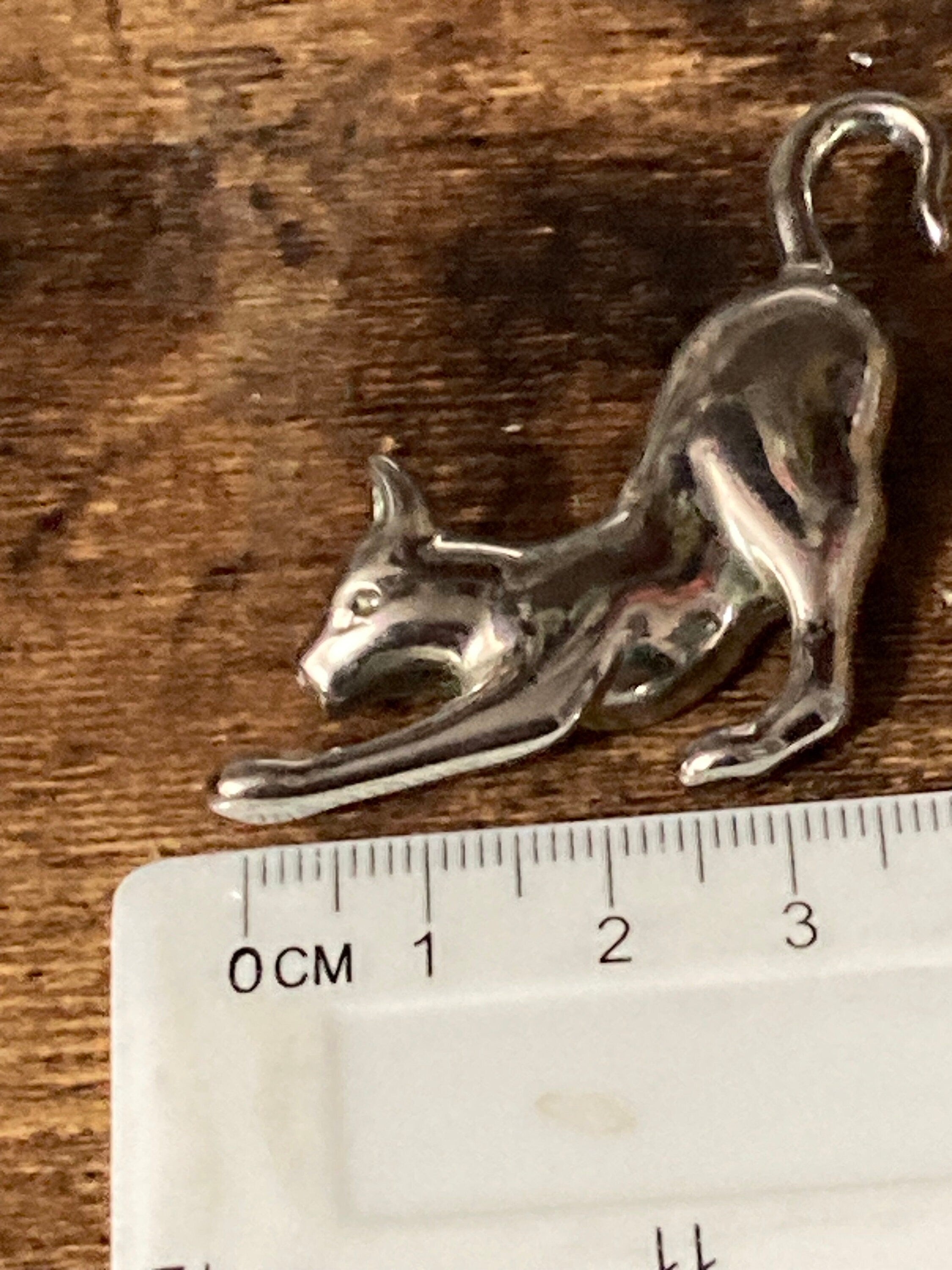 Vintage silver tone stylish cat brooch