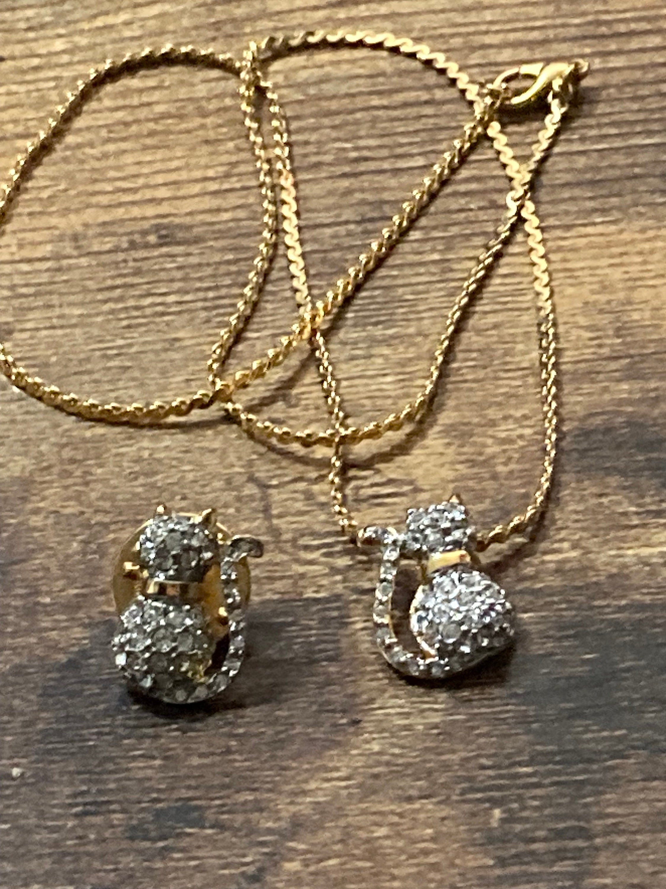 Retro diamanté cat pendant on a gold plated 44cm serpentine chain and matching pin brooch