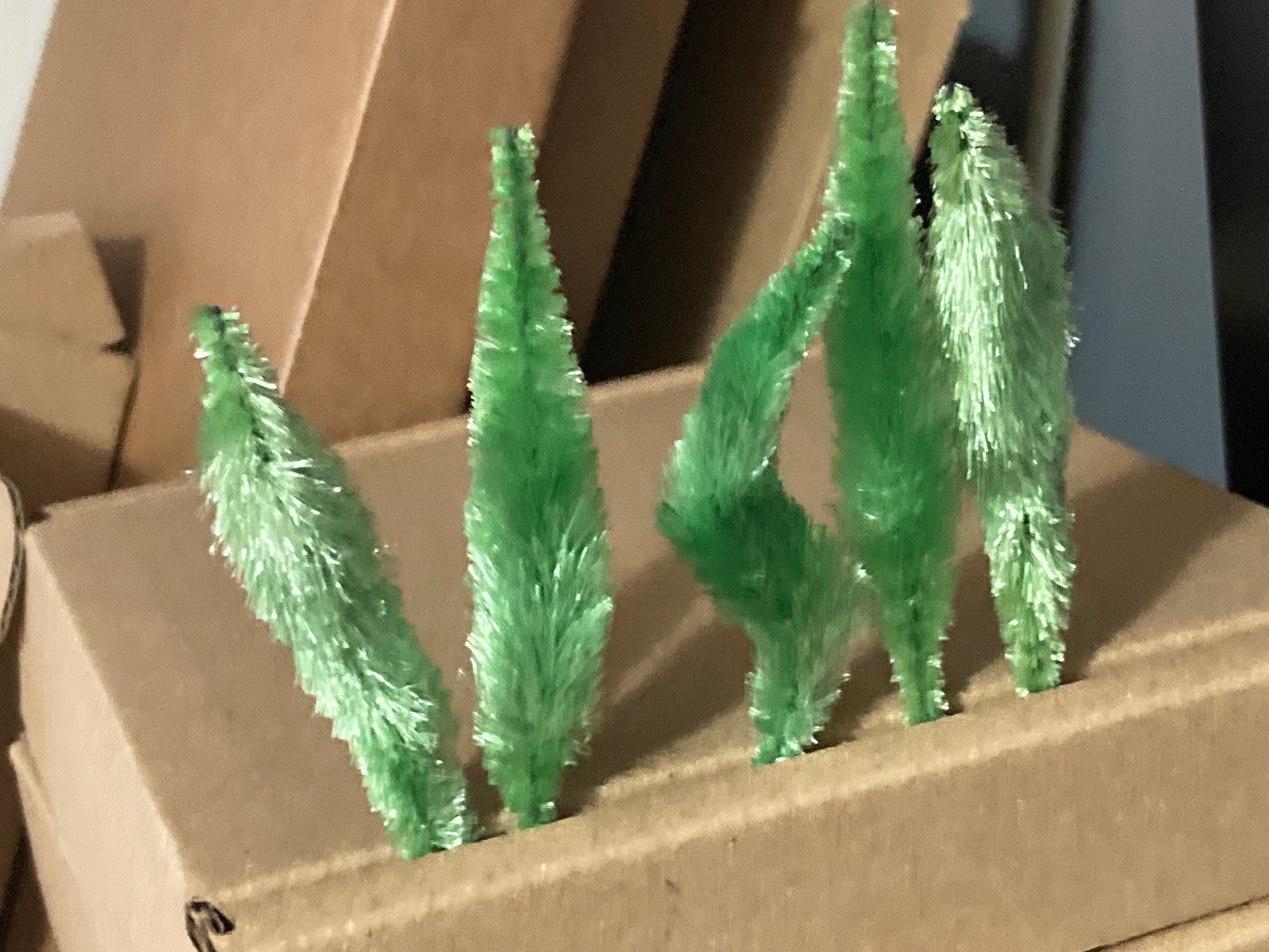 Miniature Bristle Brush Christmas Tree Cake Toppers (5 x 6cm)