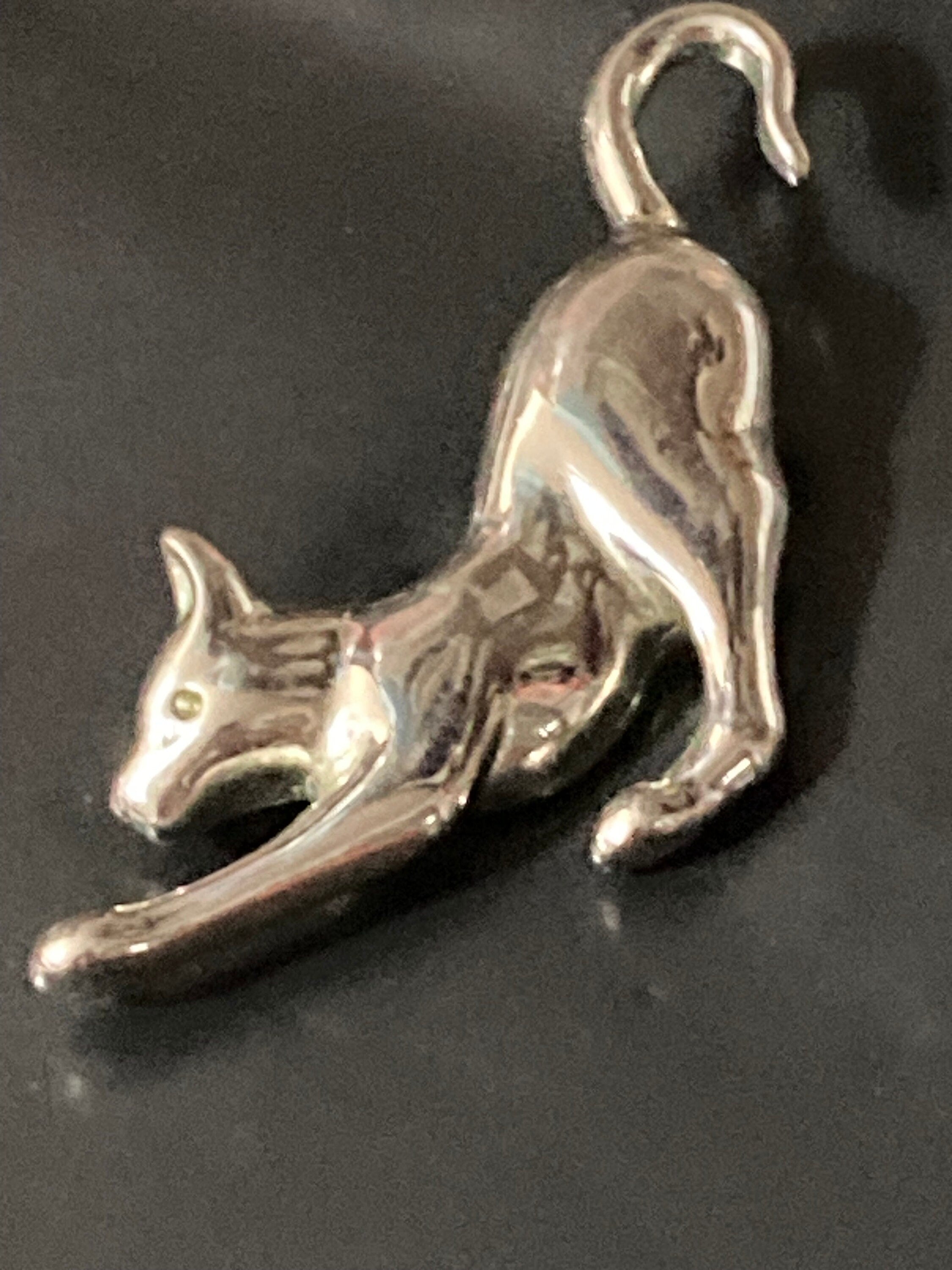 Vintage silver tone stylish cat brooch