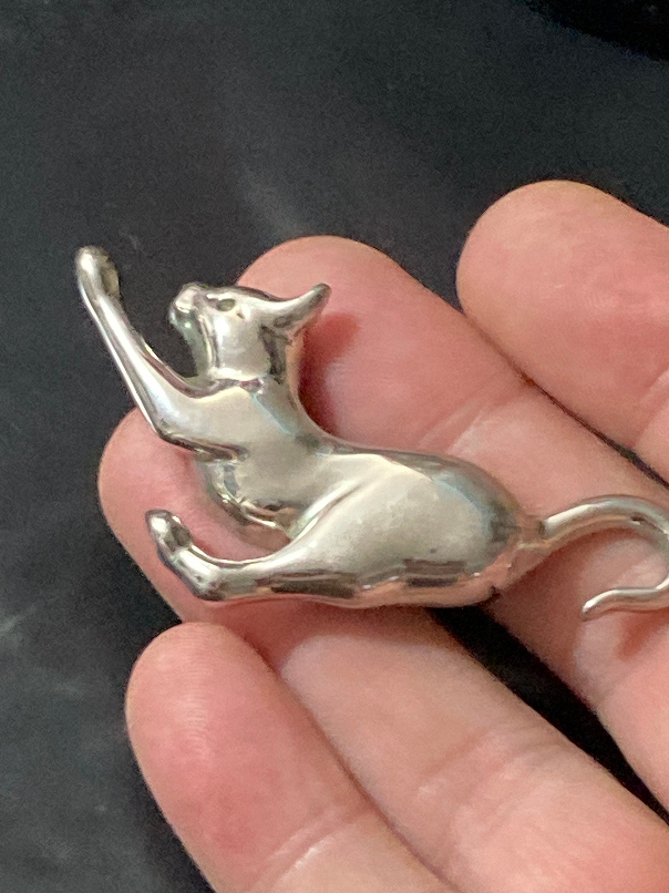 Vintage silver tone stylish cat brooch