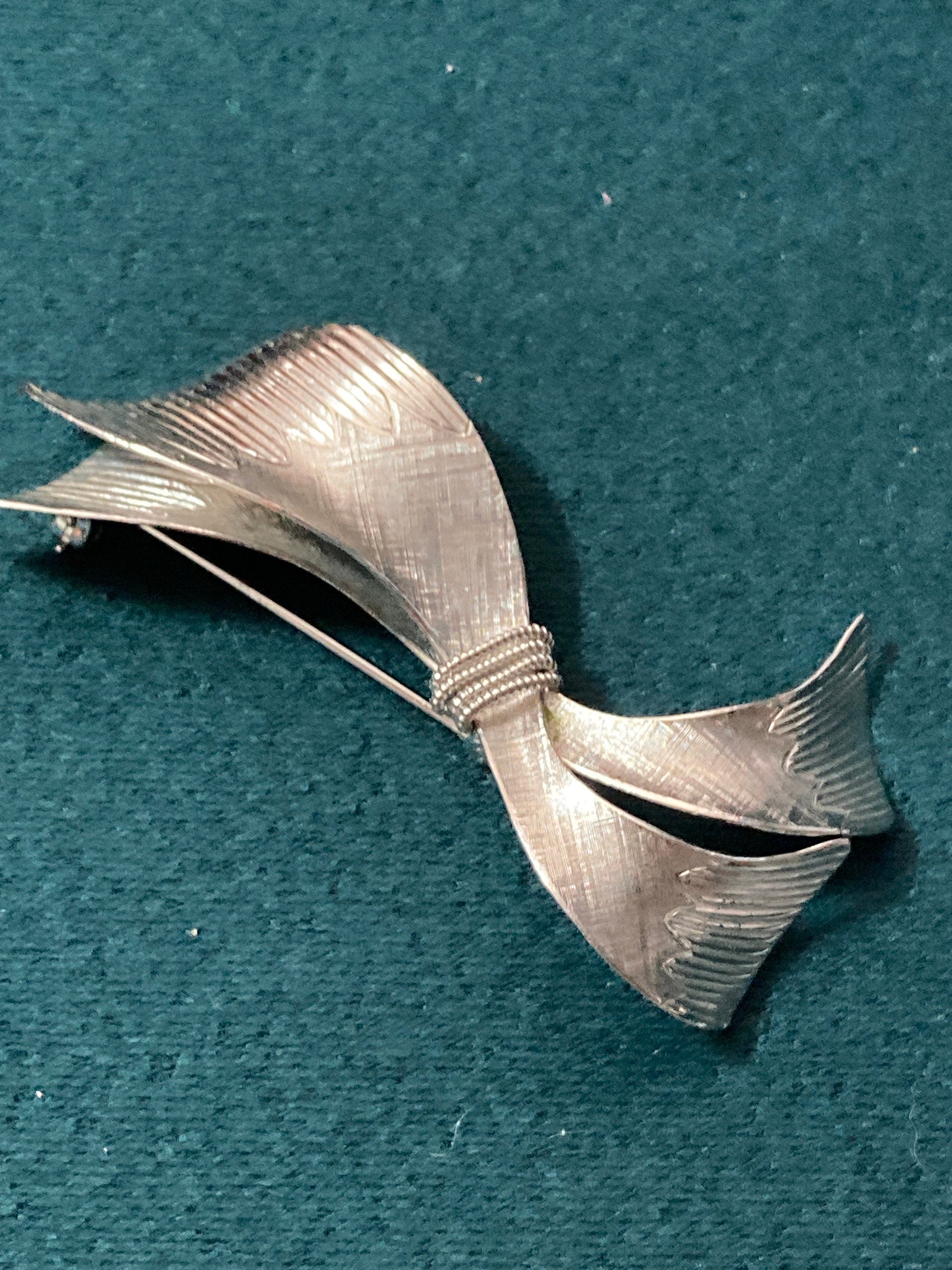 Signed WELLS 925 vintage Sterling Silver bow brooch
