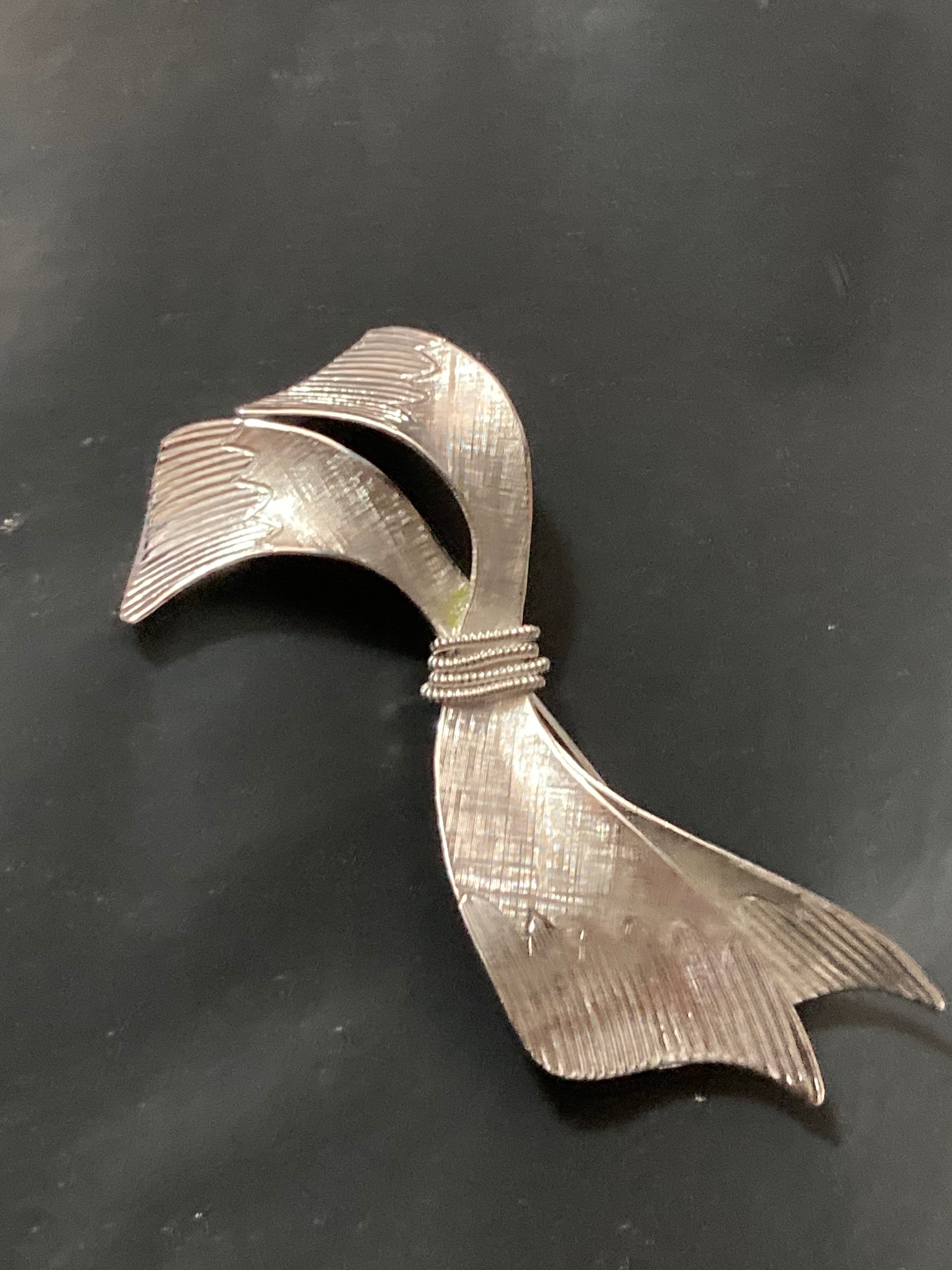 Signed WELLS 925 vintage Sterling Silver bow brooch