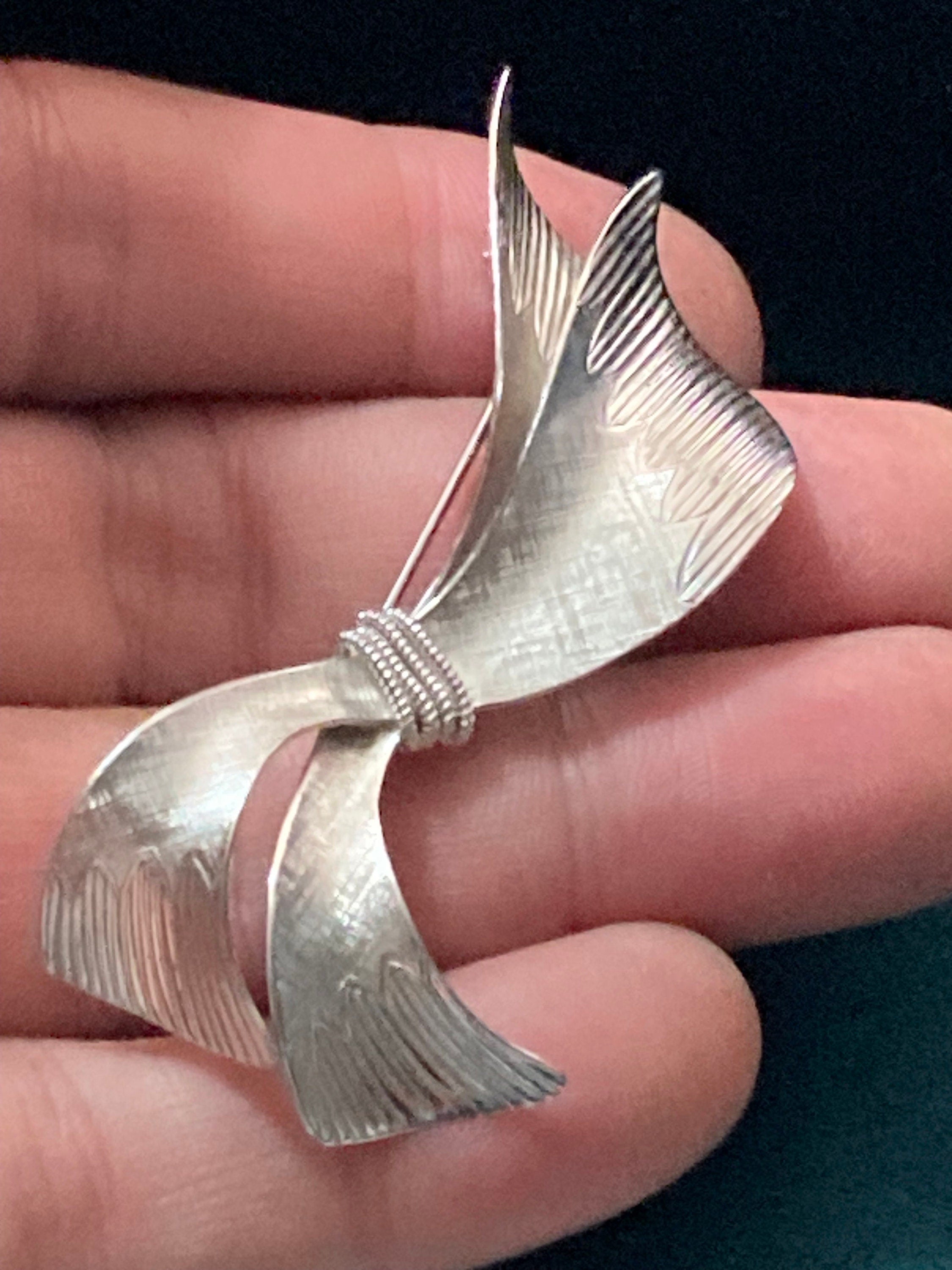 Signed WELLS 925 vintage Sterling Silver bow brooch