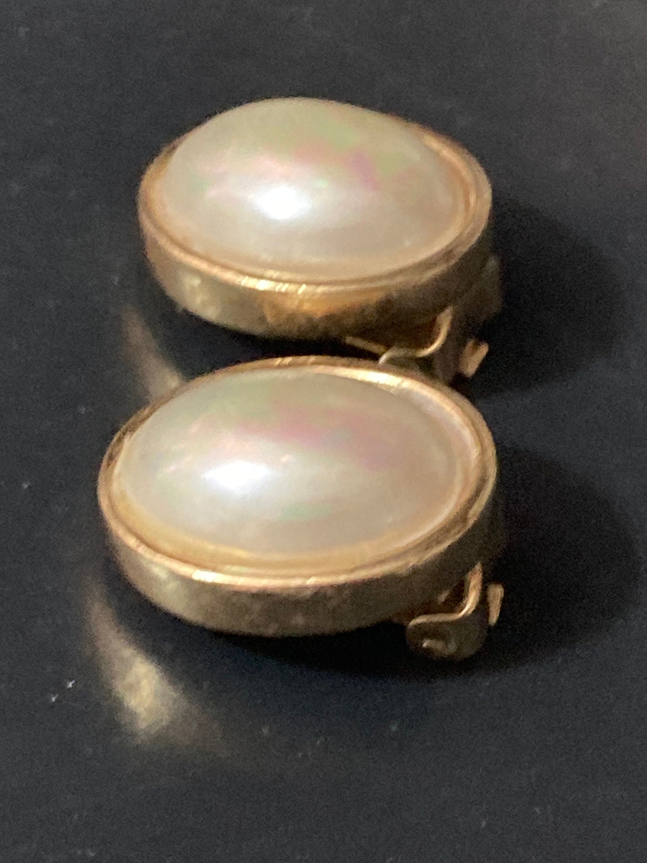 Signed GROSSE Vintage retro faux Pearl cabochon gold tone Oval clip on stud earrings high end designer