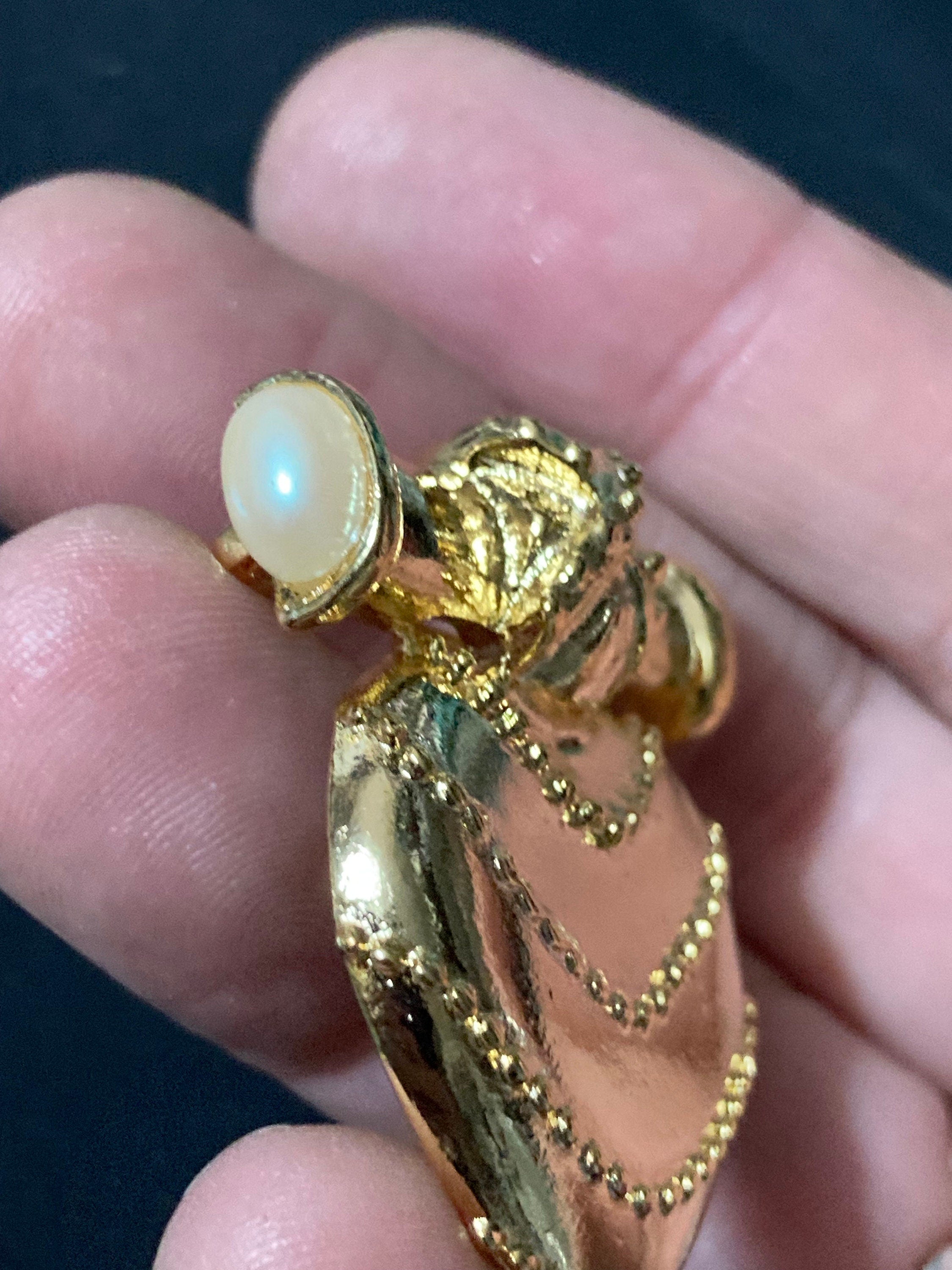 vintage gold plated faux pearl gripoix style dangly drop heart brooch