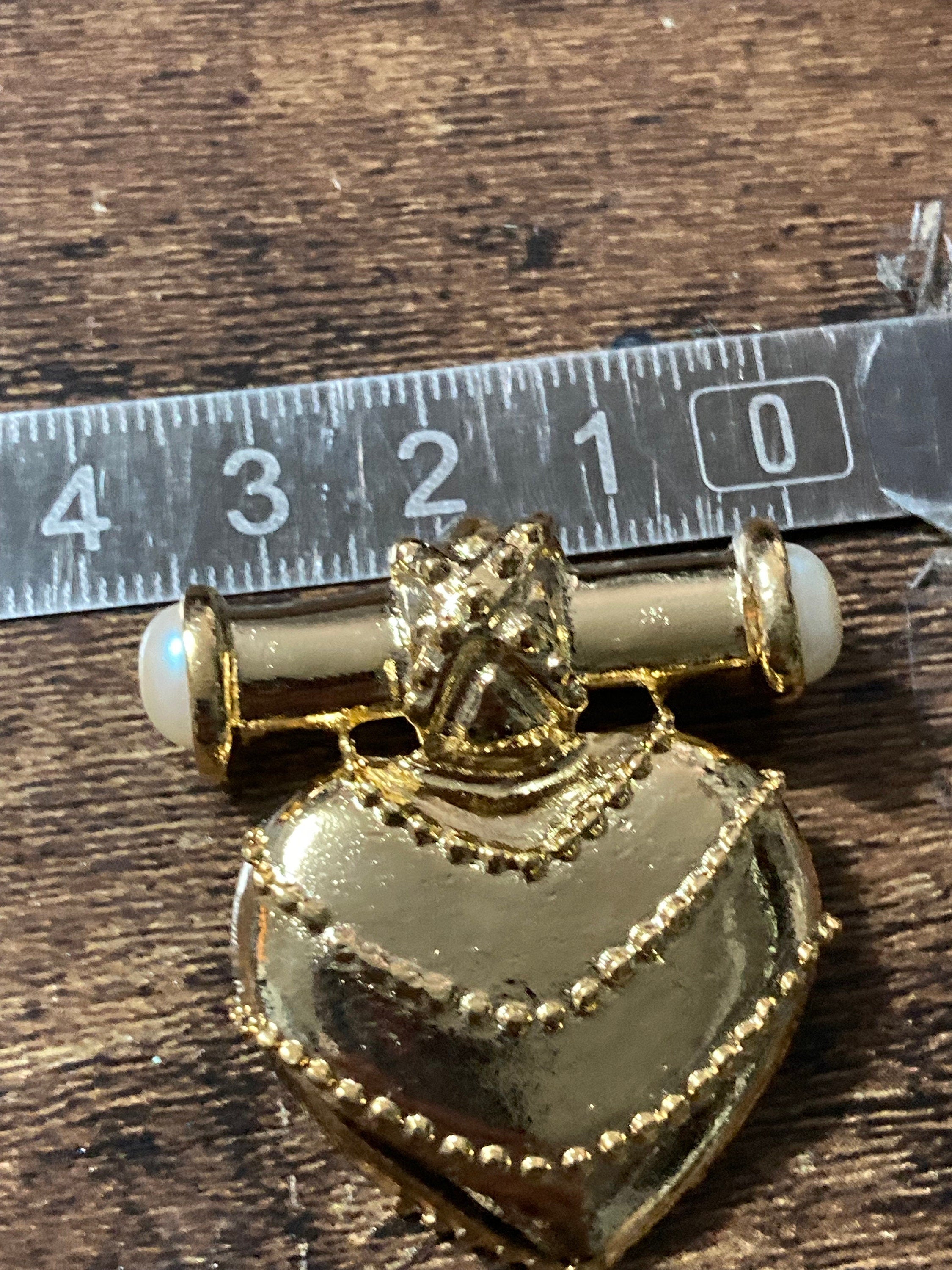 vintage gold plated faux pearl gripoix style dangly drop heart brooch