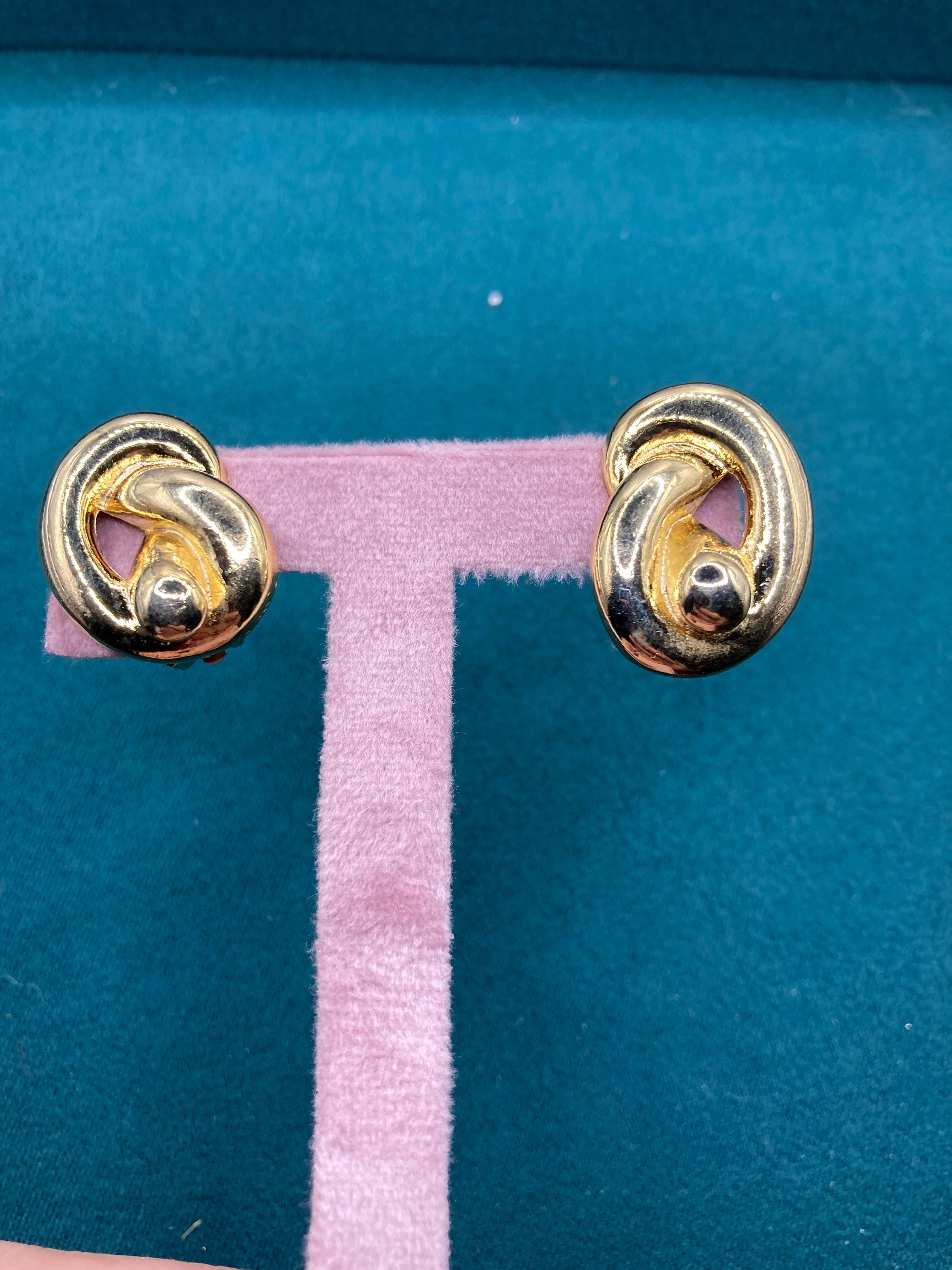True vintage gold tone 2.5cm knot clip on earrings genuine period old shop stock