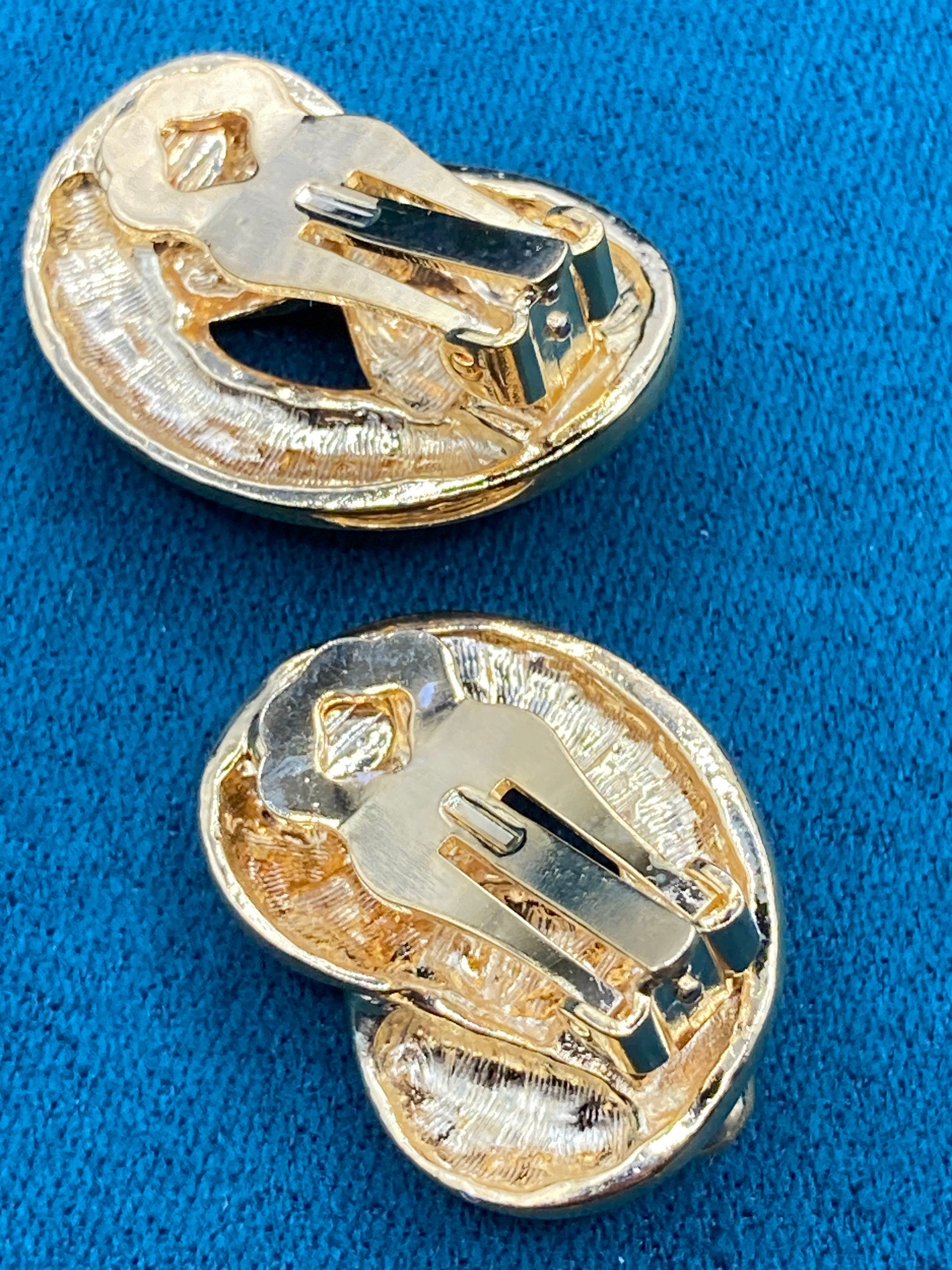 True vintage gold tone 2.5cm knot clip on earrings genuine period old shop stock