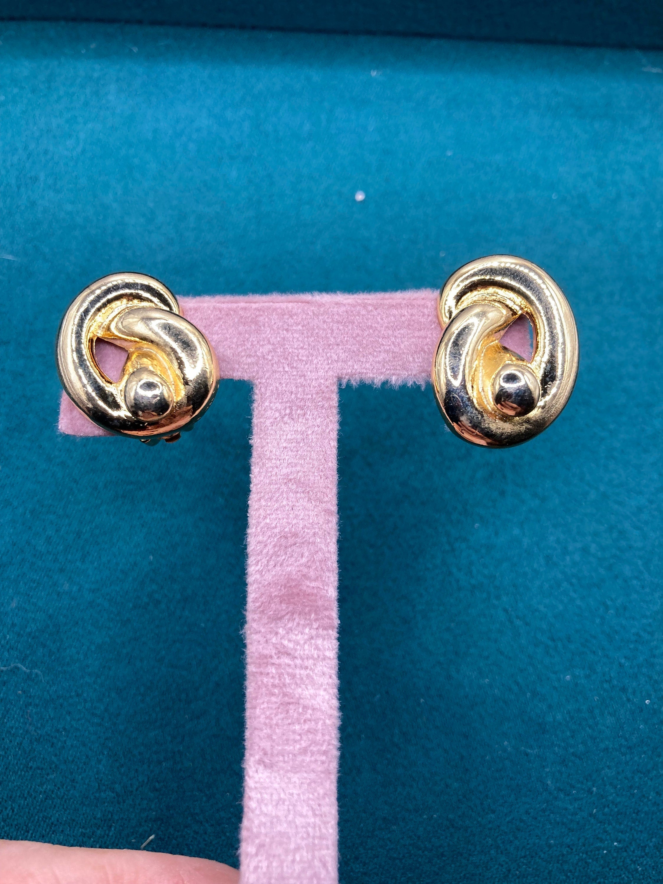 True vintage gold tone 2.5cm knot clip on earrings genuine period old shop stock