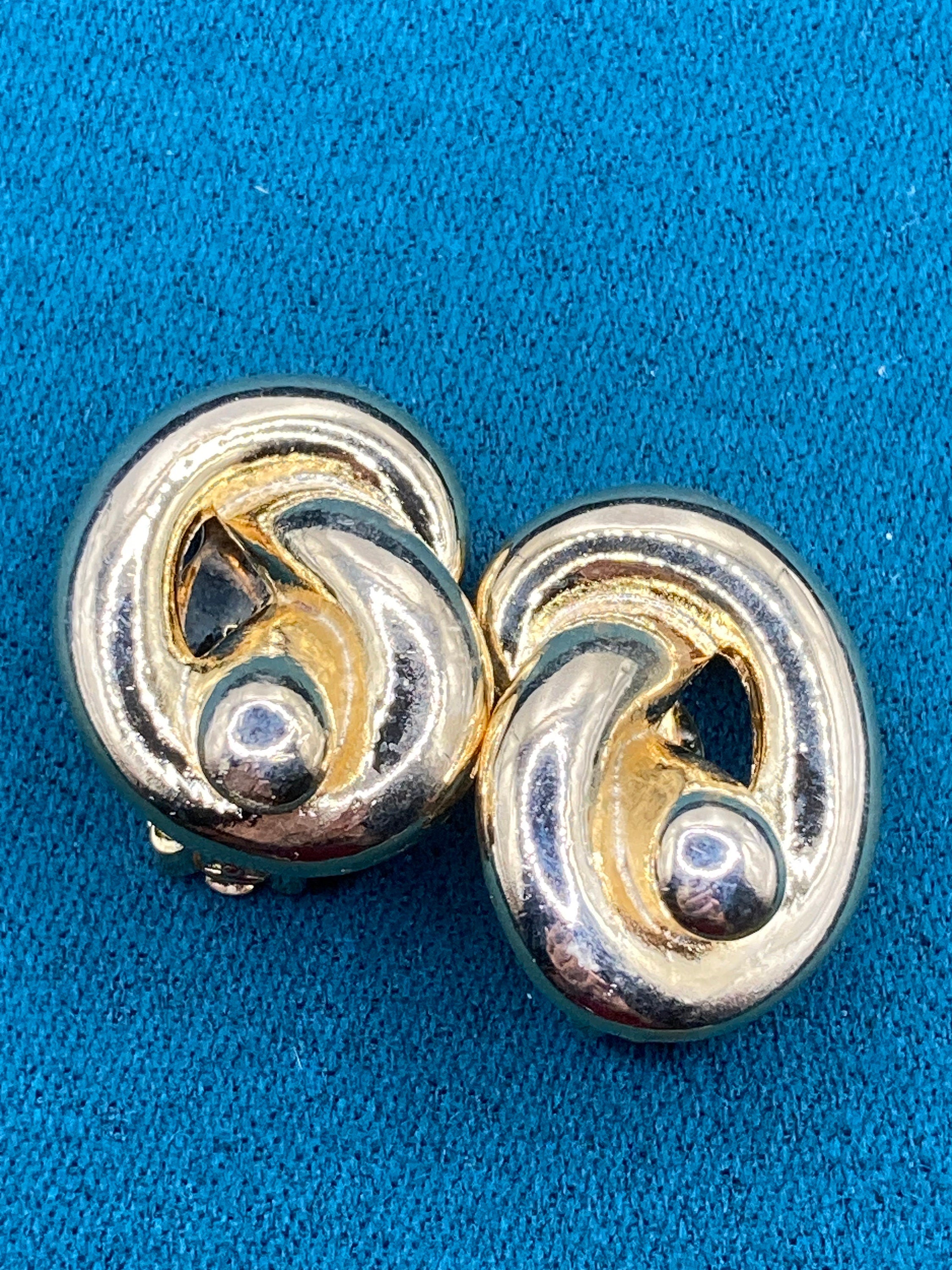 True vintage gold tone 2.5cm knot clip on earrings genuine period old shop stock