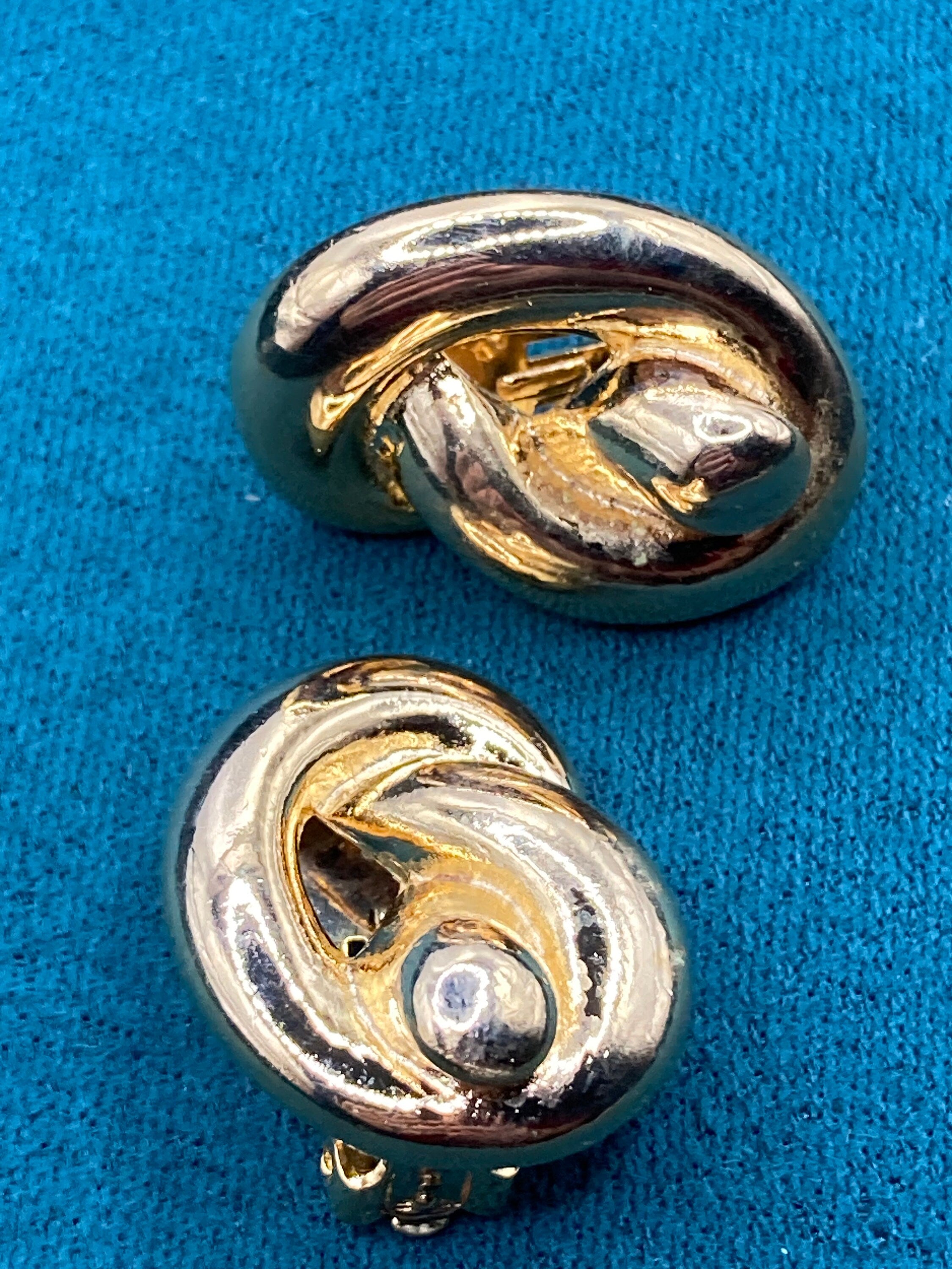 True vintage gold tone 2.5cm knot clip on earrings genuine period old shop stock