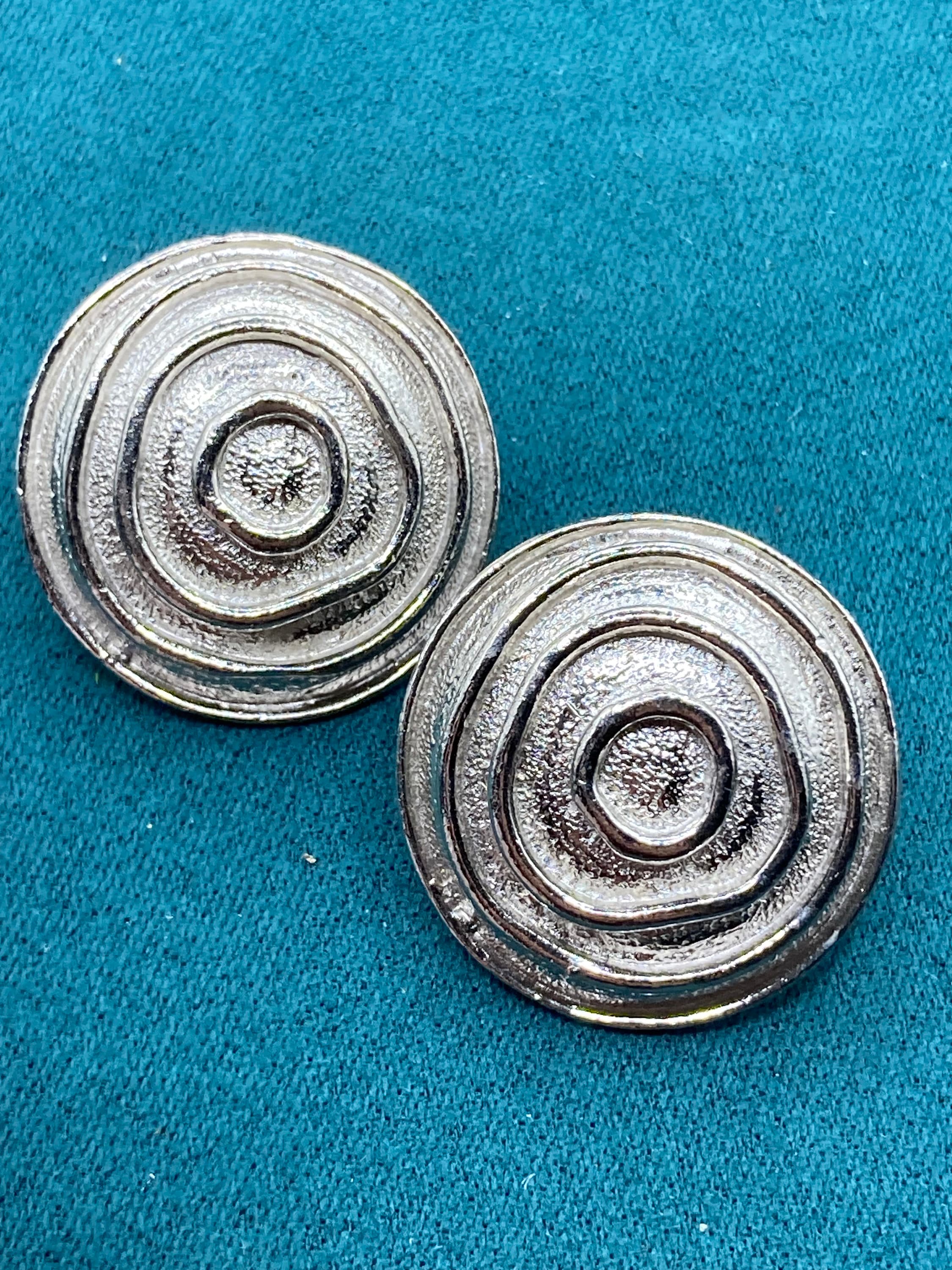 True vintage pristine oversized Matt silver Etruscan 3cm round disc button pierced stud earrings genuine period old shop stock