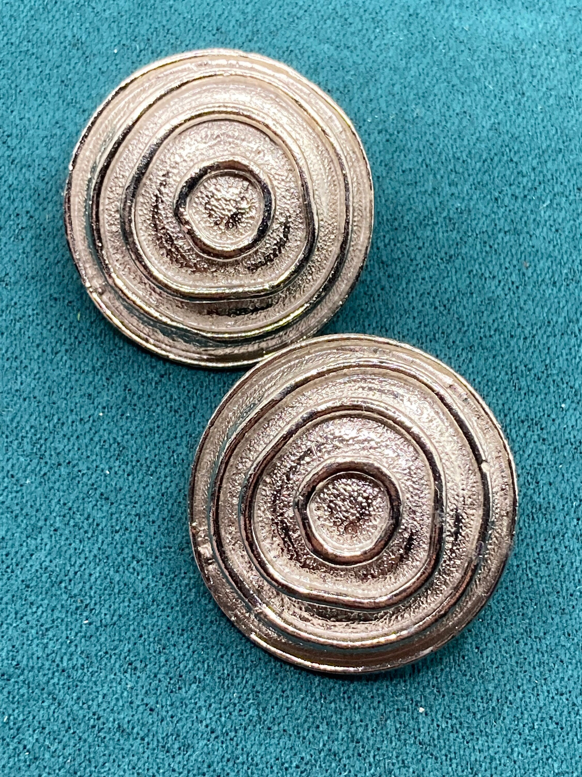 True vintage pristine oversized Matt silver Etruscan 3cm round disc button pierced stud earrings genuine period old shop stock