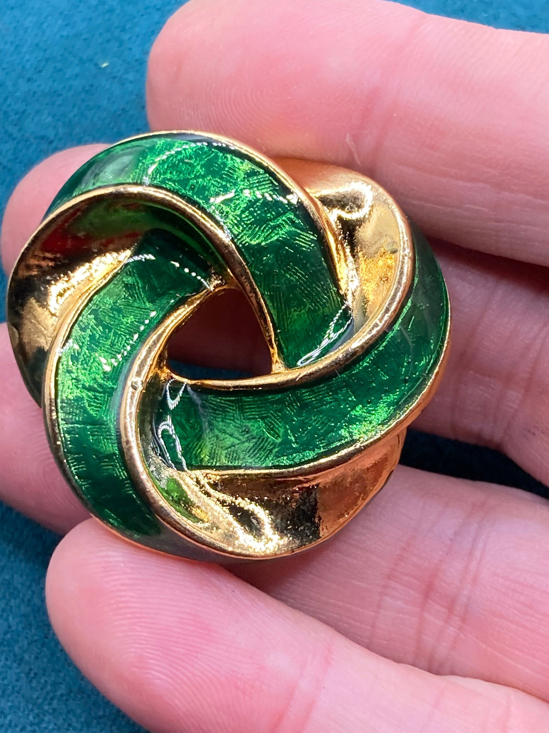 Vintage Gold Plated Scarf Clip: Green Enamel Eternal Knot