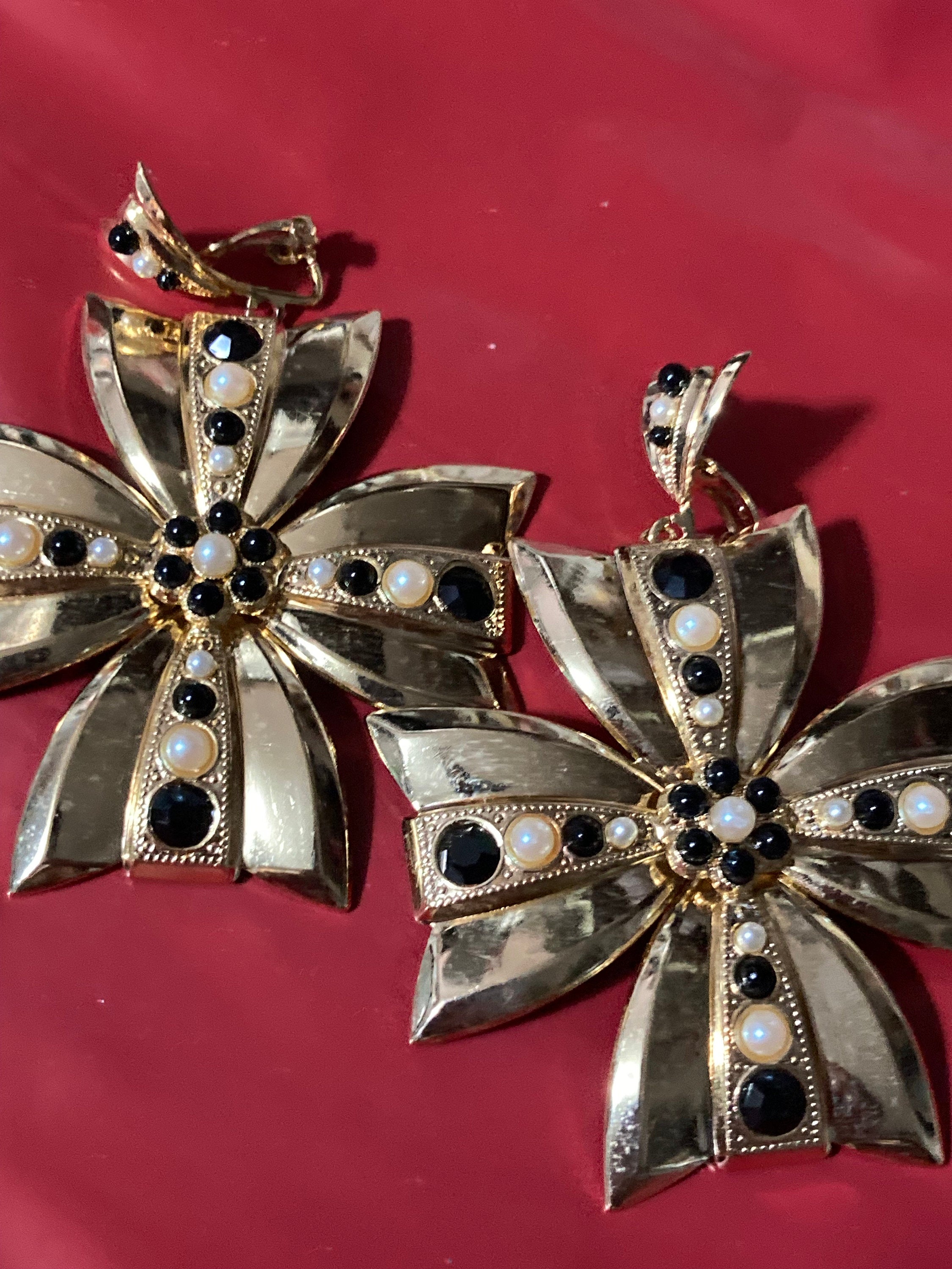 Vintage Gold Tone Maltese Cross Brooch: Black Diamanté & Faux Pearl
