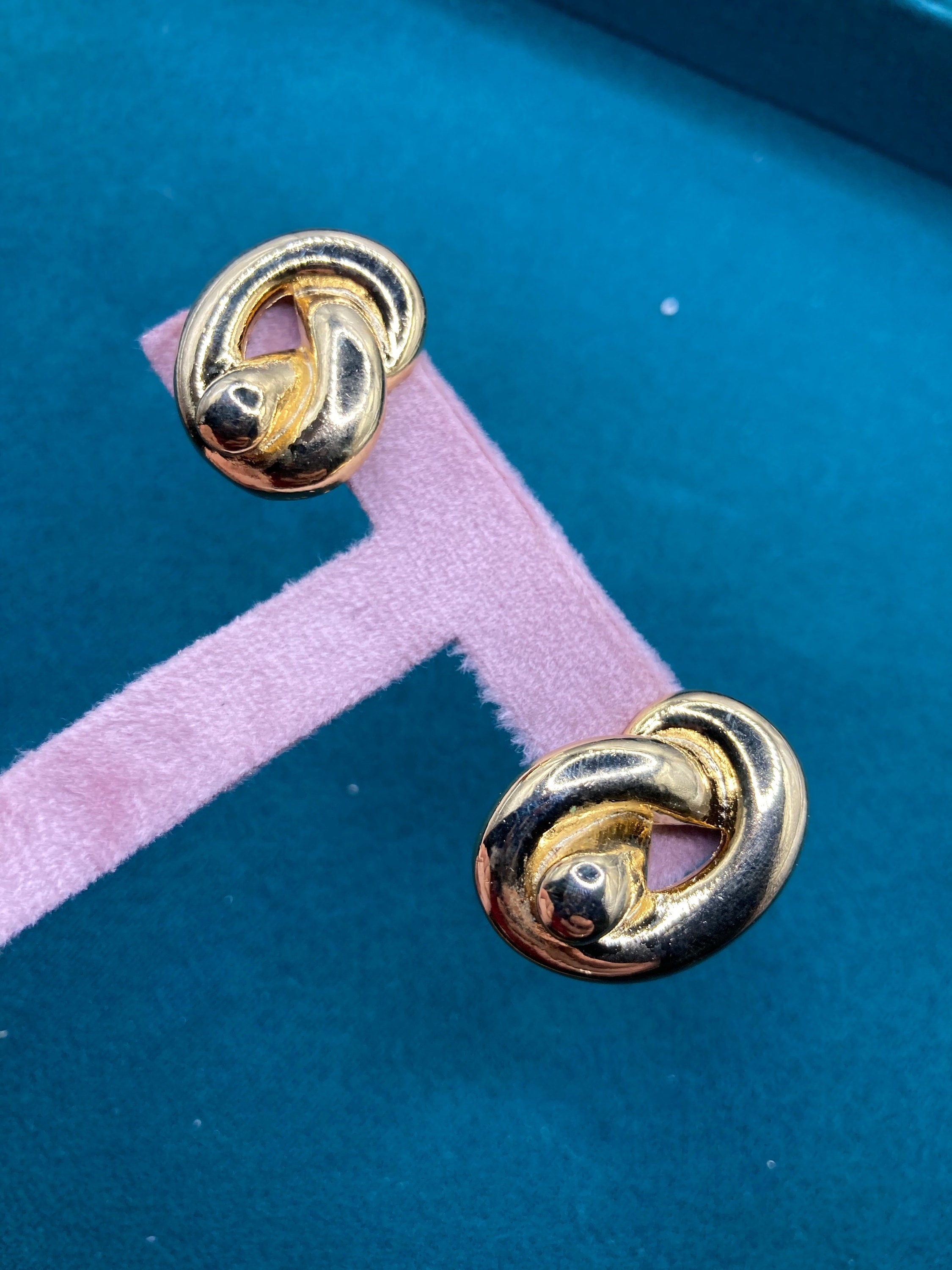 True vintage gold tone 2.5cm knot clip on earrings genuine period old shop stock