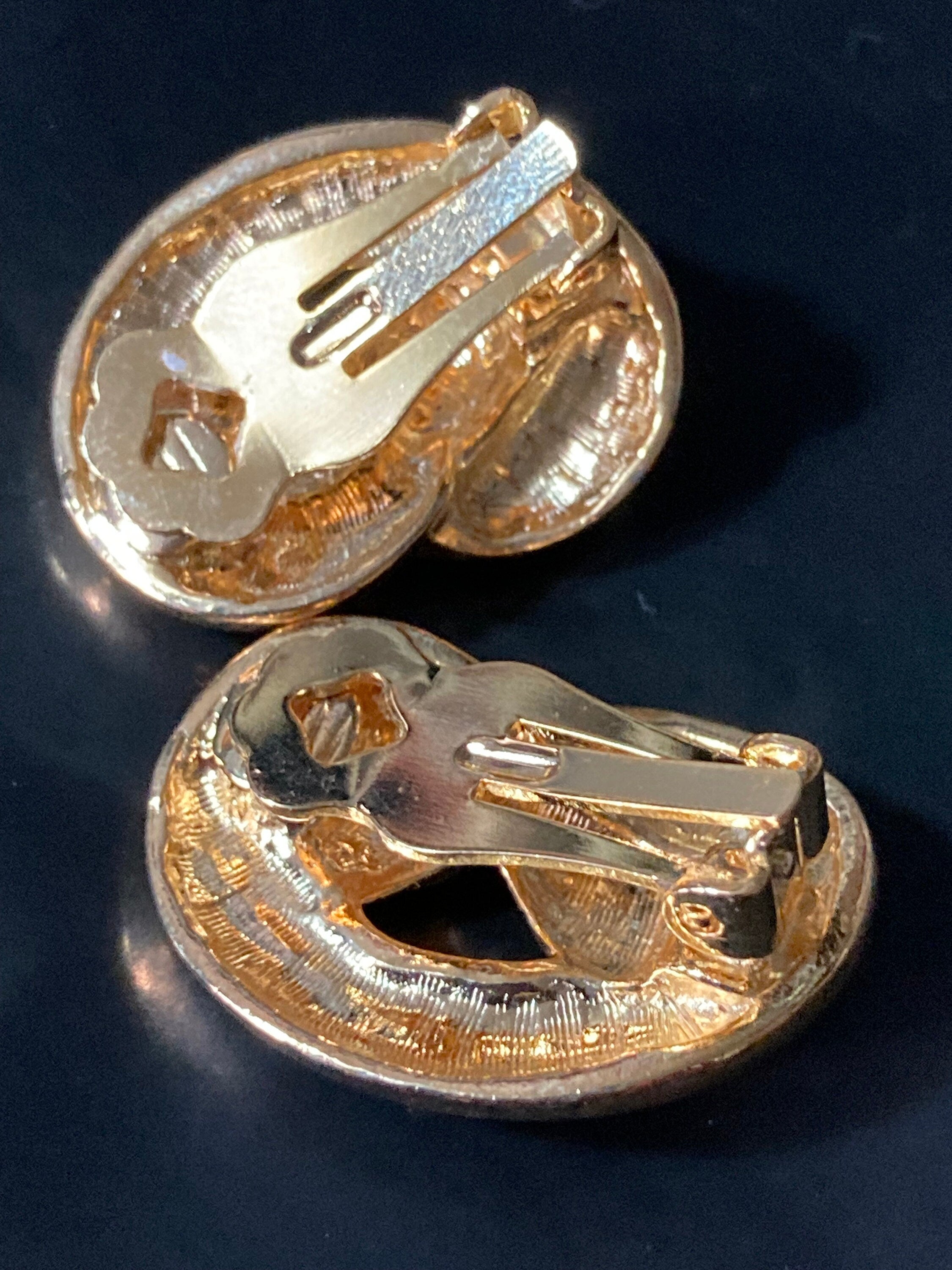 True vintage gold tone 2.5cm knot clip on earrings genuine period old shop stock