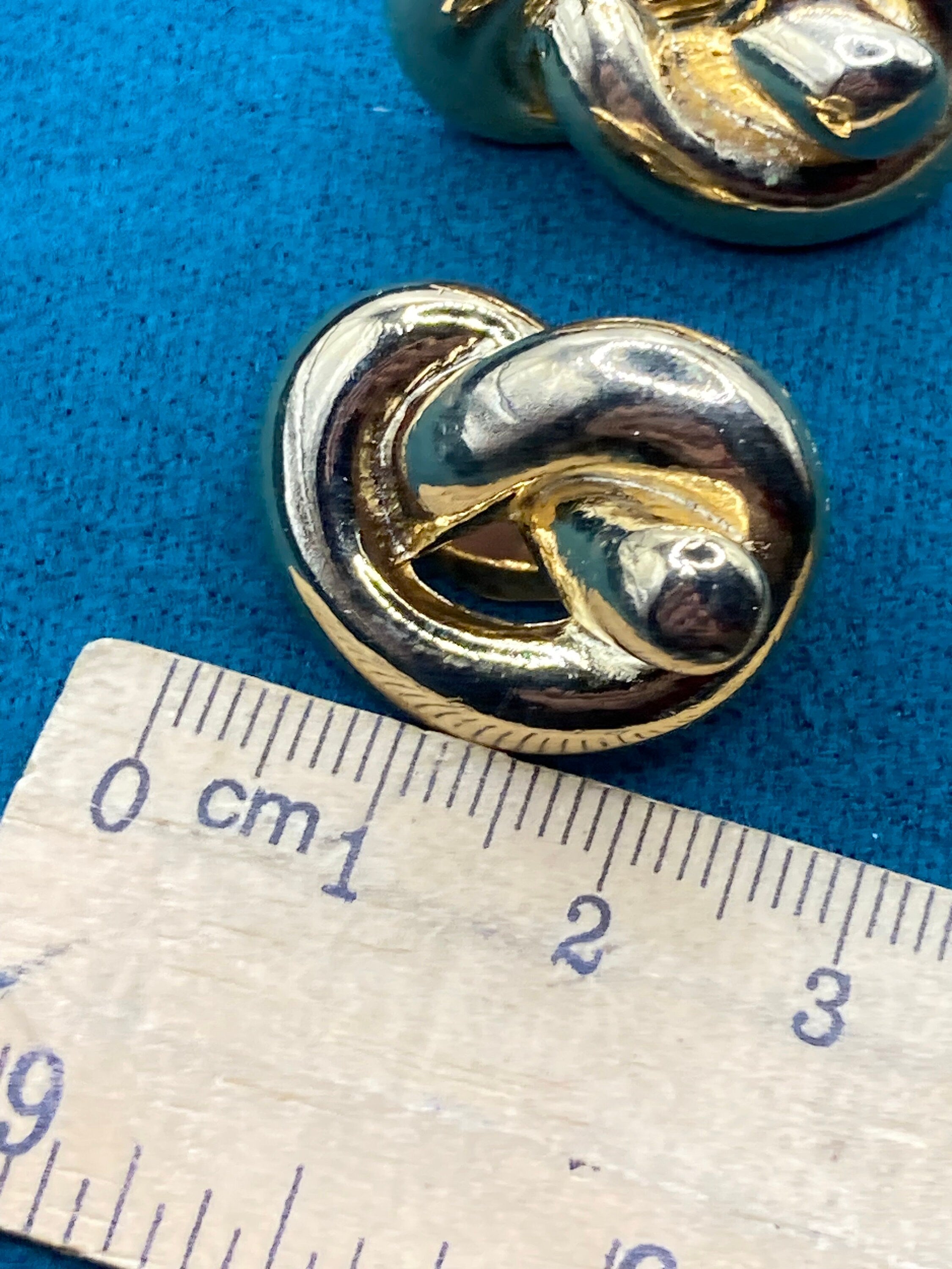 True vintage gold tone 2.5cm knot clip on earrings genuine period old shop stock