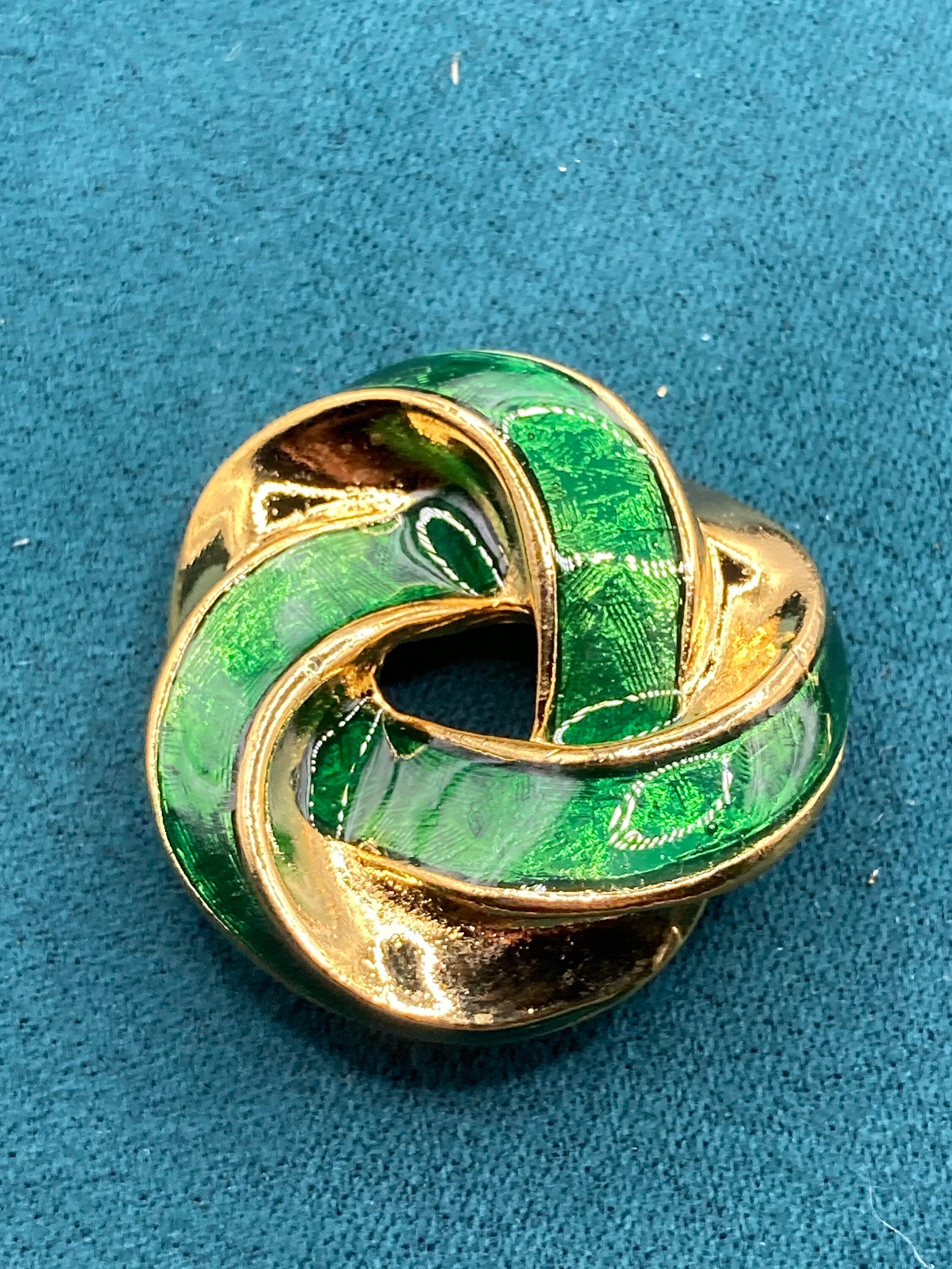 Vintage Gold Plated Scarf Clip: Green Enamel Eternal Knot