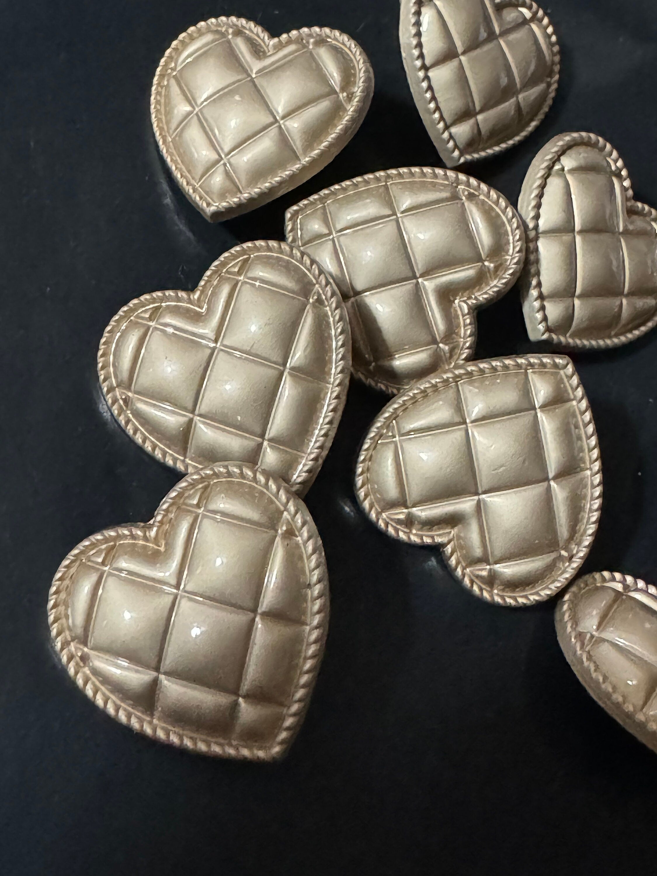 20mm love heart buttons, Matt gold quilted (10 pieces)