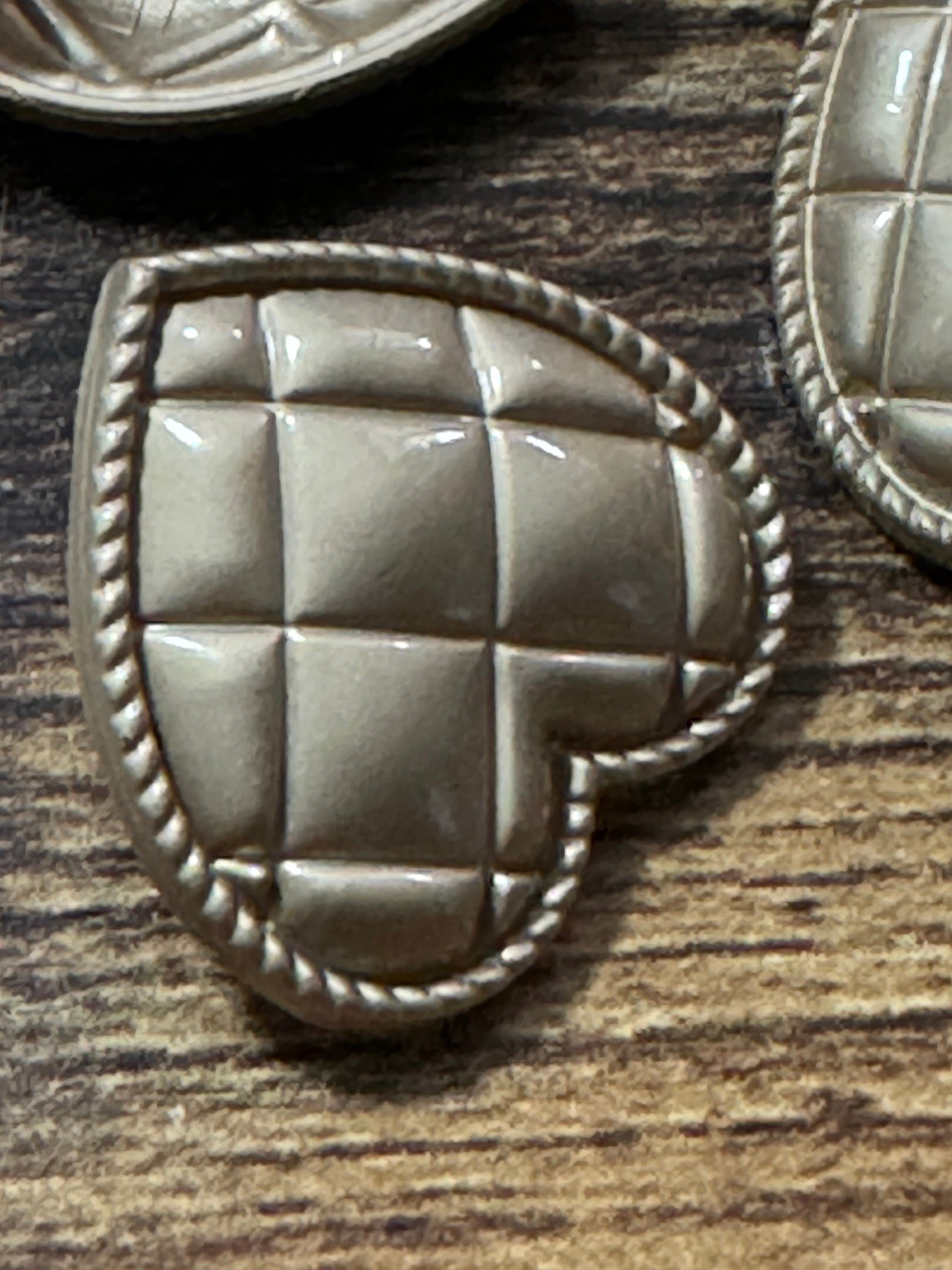 20mm love heart buttons, Matt gold quilted (10 pieces)