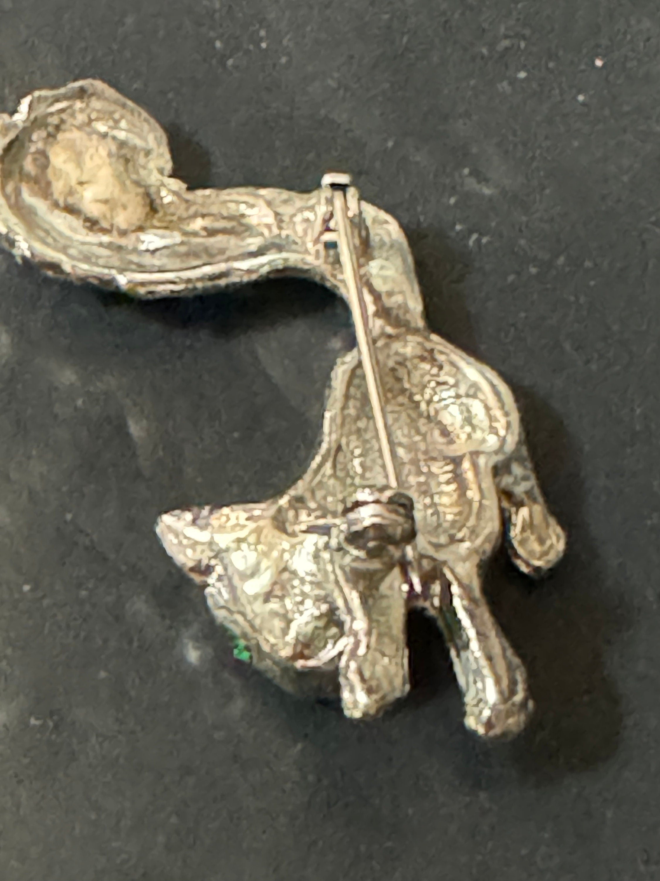 True vintage 1970s modernist silver Tone squirrel brooch with emerald green paste eyes 4cm