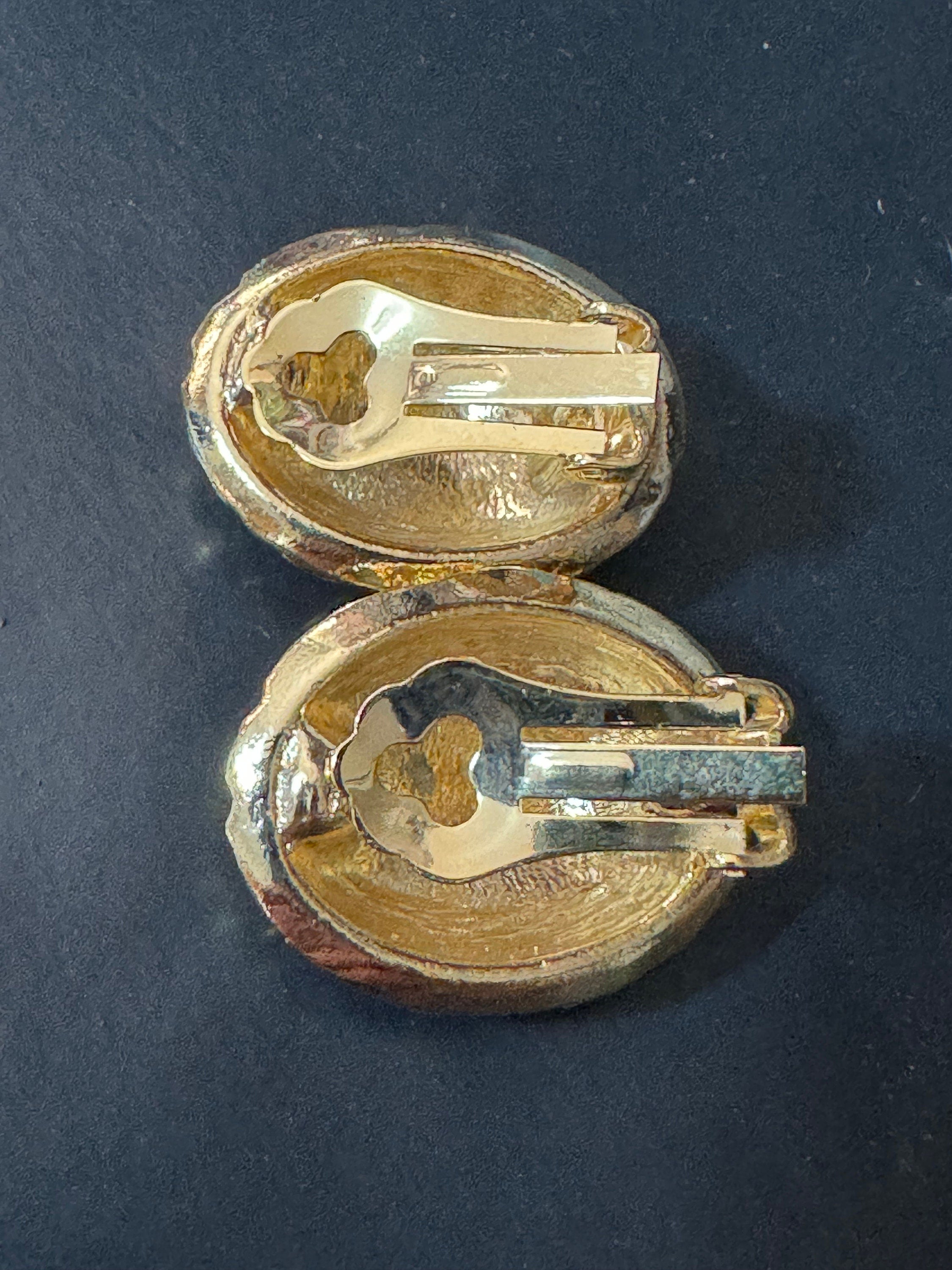 1970s modernist brutalist gold tone Oval textured clip on stud earrings