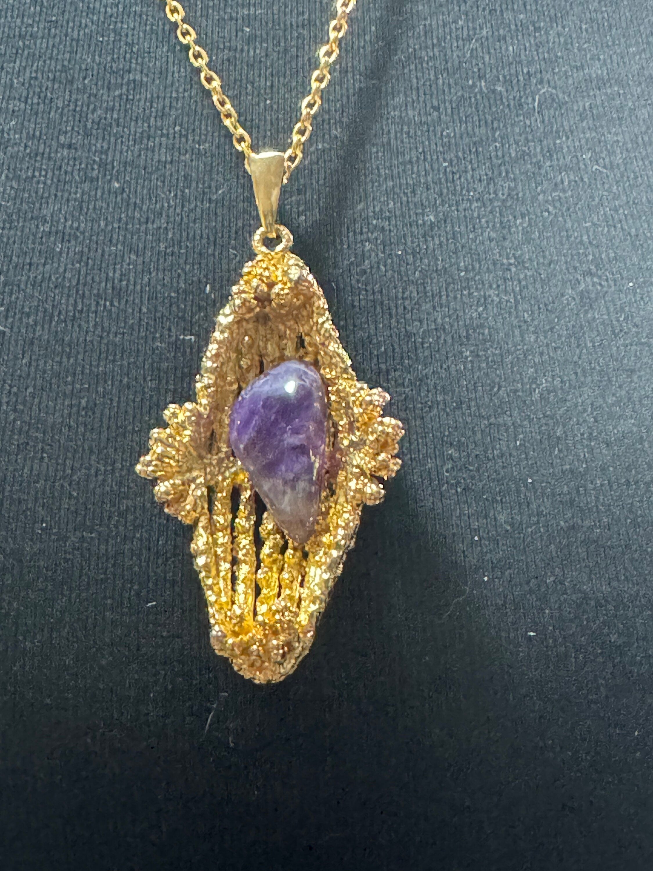 Vintage purple amethyst gemstone brutalist gold tone drop pendant necklace on 64cm chain