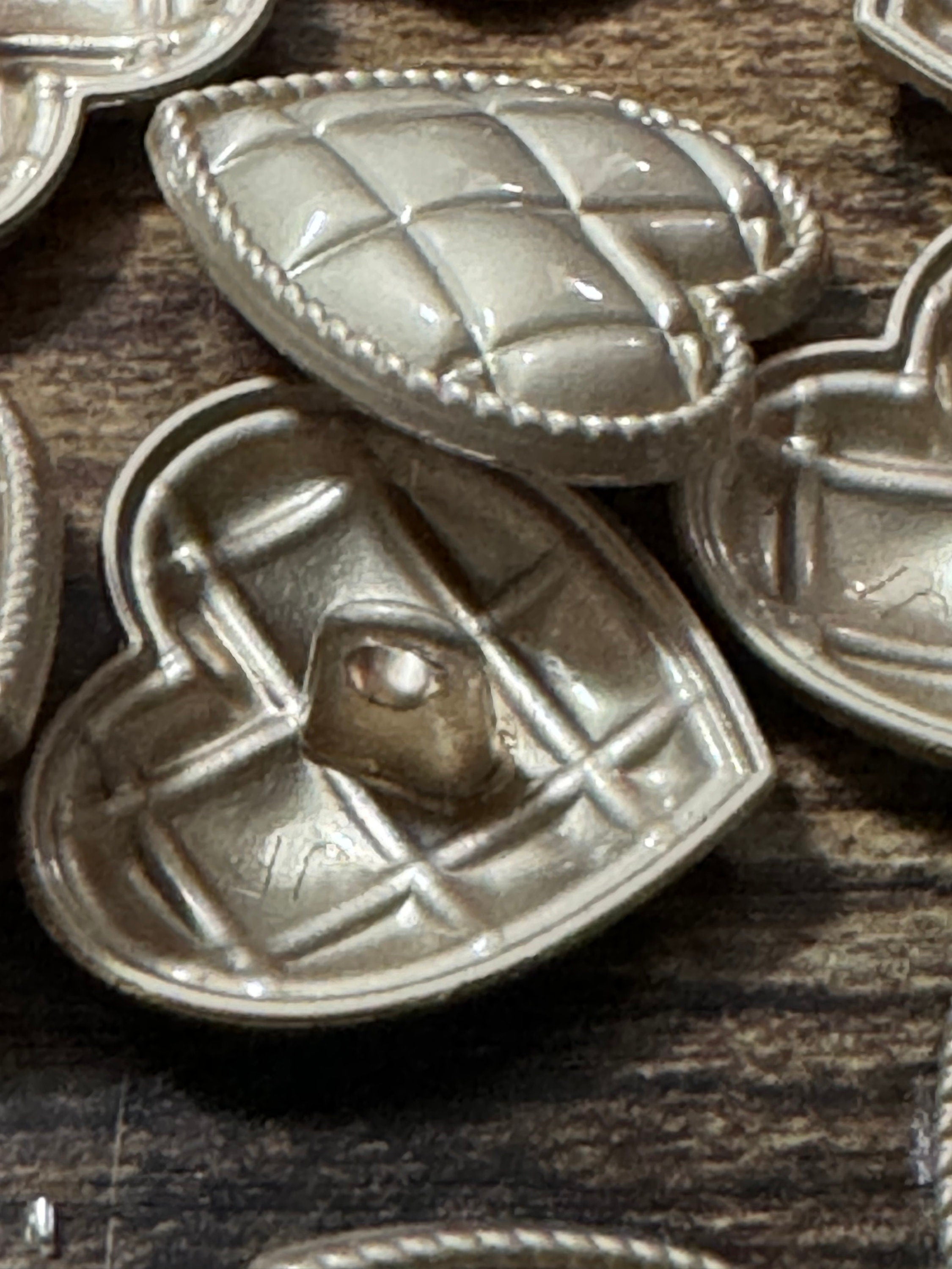 20mm love heart buttons, Matt gold quilted (10 pieces)