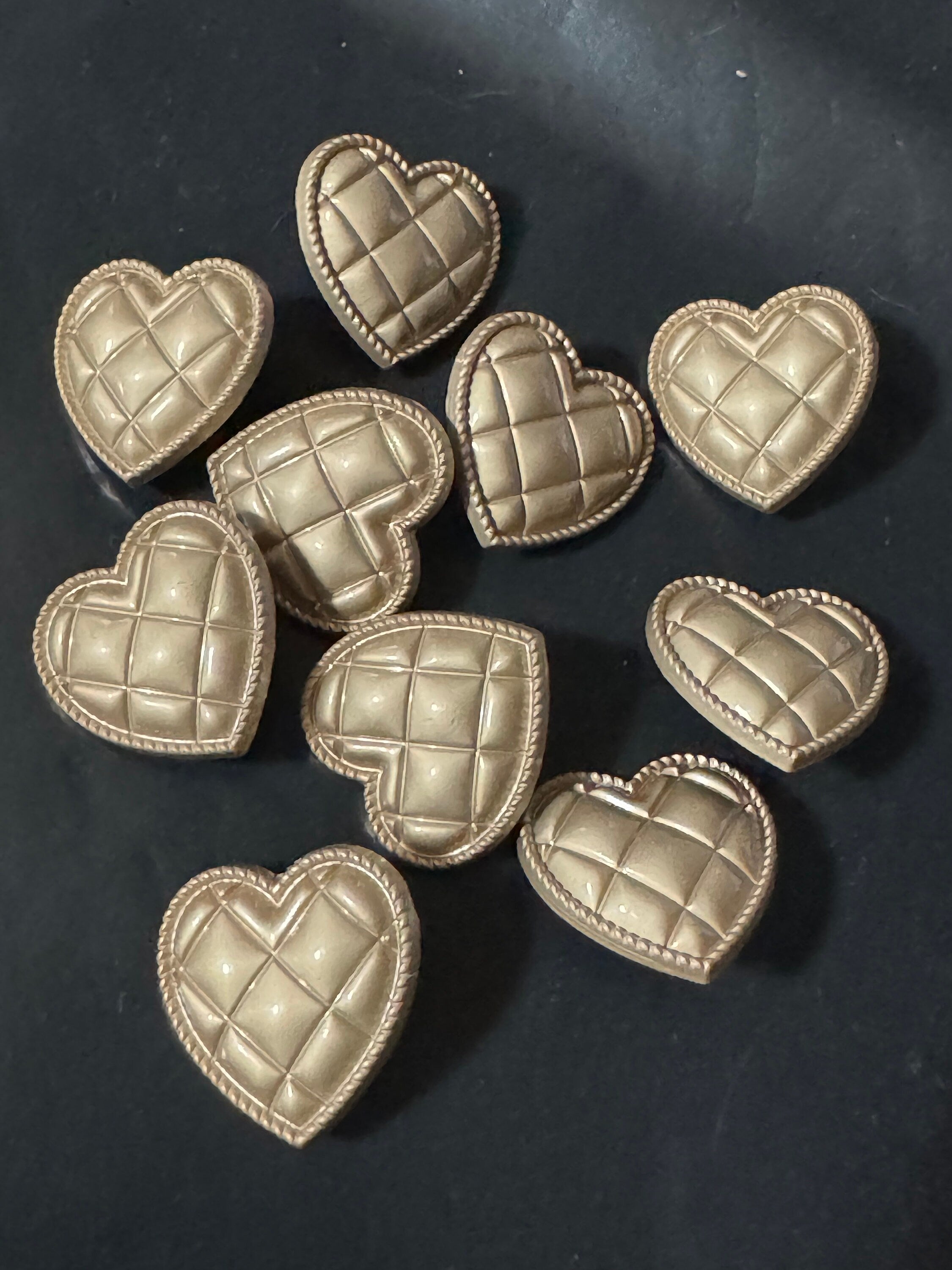 20mm love heart buttons, Matt gold quilted (10 pieces)
