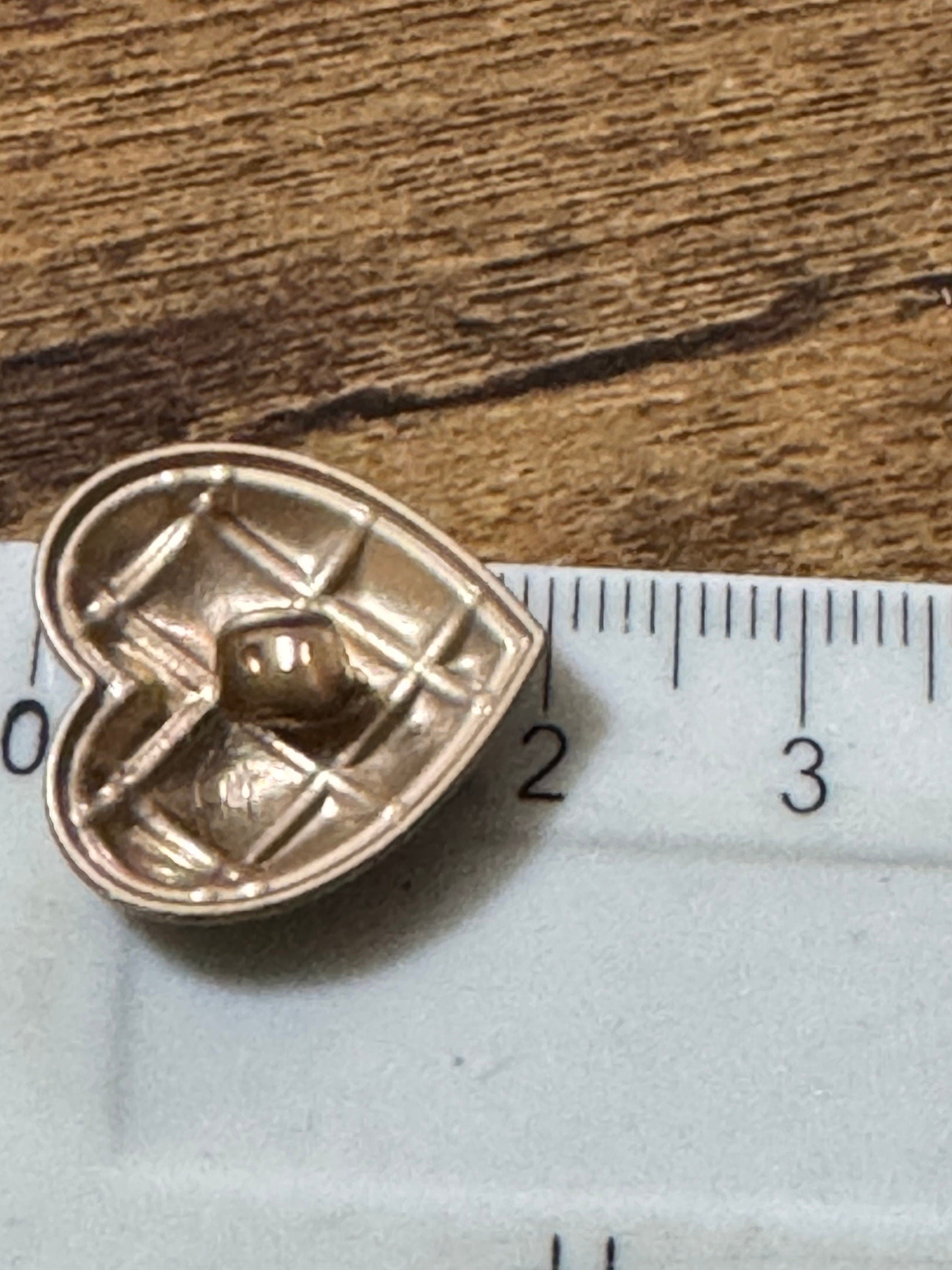 20mm love heart buttons, Matt gold quilted (10 pieces)