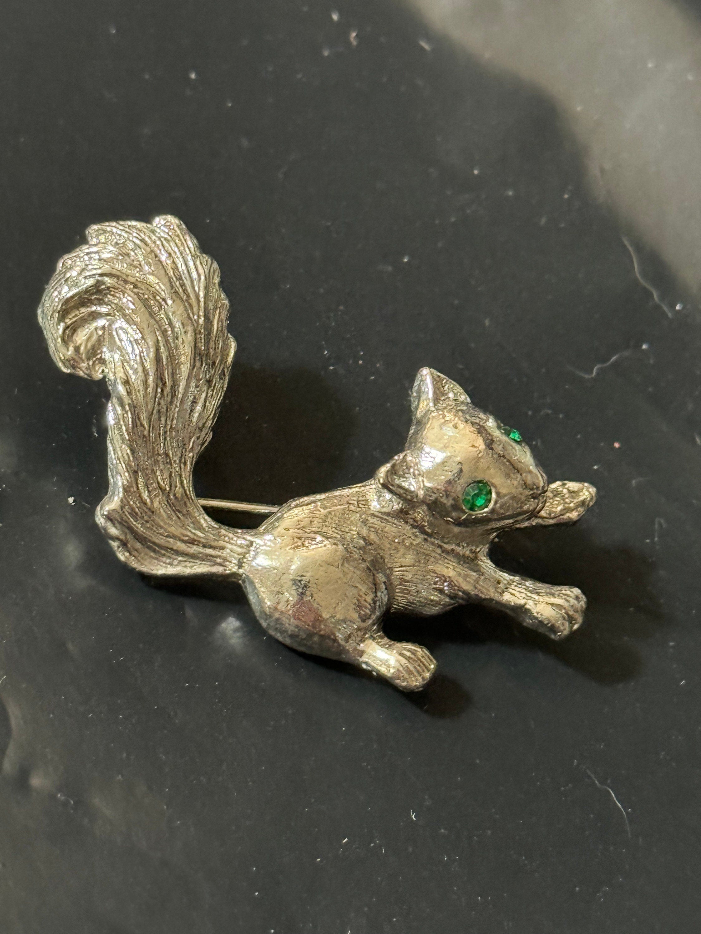 True vintage 1970s modernist silver Tone squirrel brooch with emerald green paste eyes 4cm