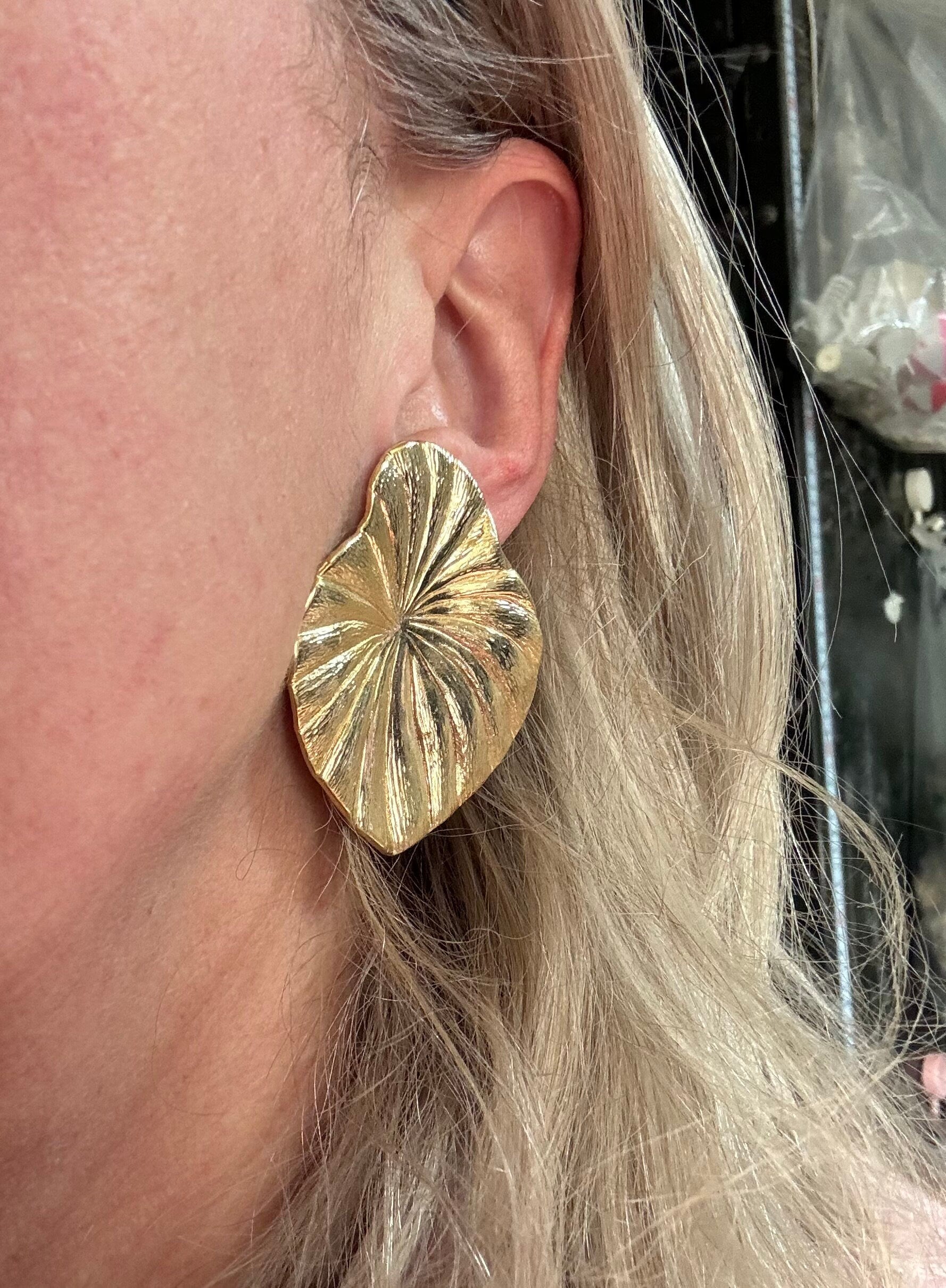 1980s modernist oversized huge gold tone palm leaf lily choker necklace and matching clip on stud earrings jewellery set