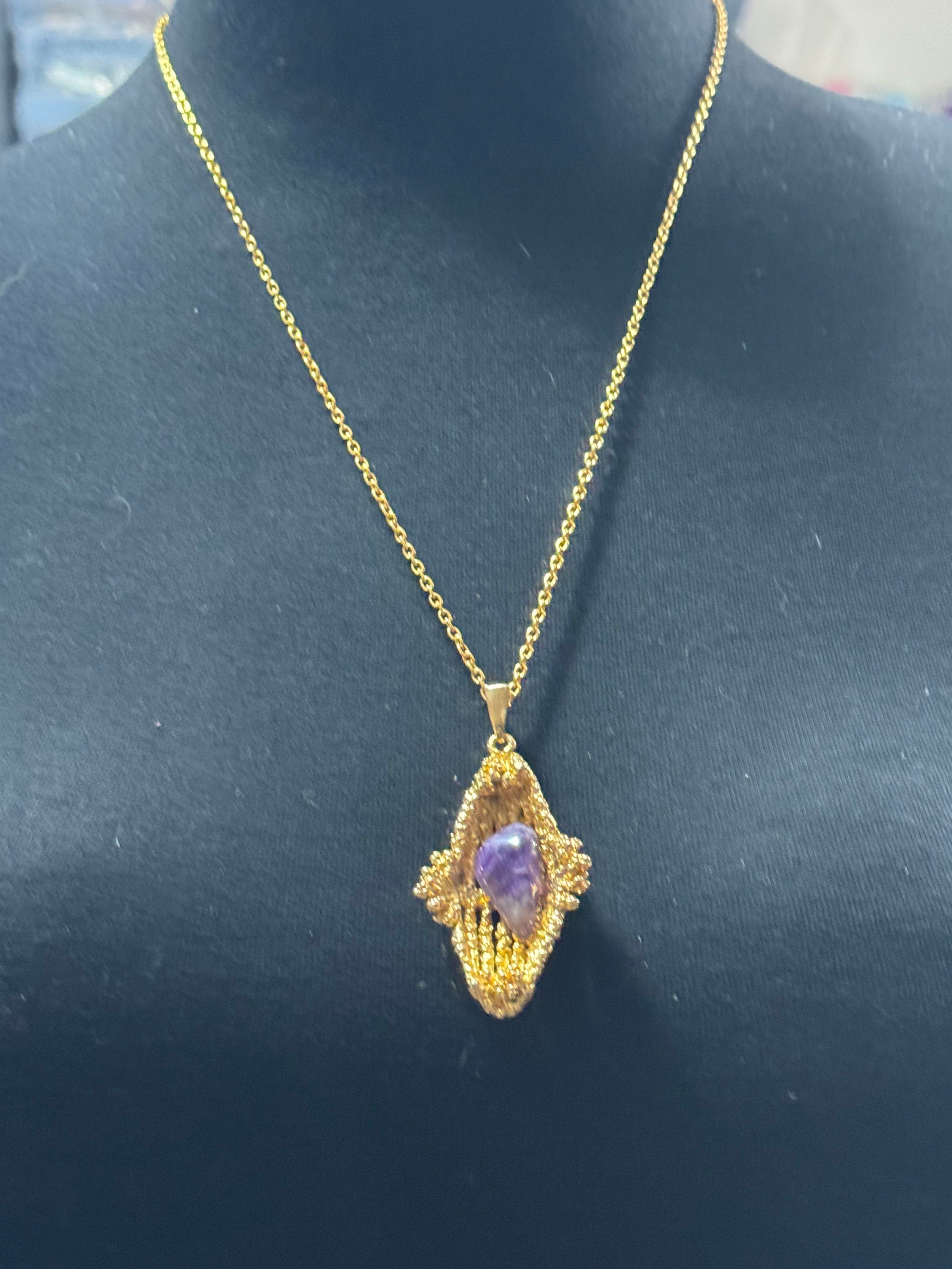 Vintage purple amethyst gemstone brutalist gold tone drop pendant necklace on 64cm chain