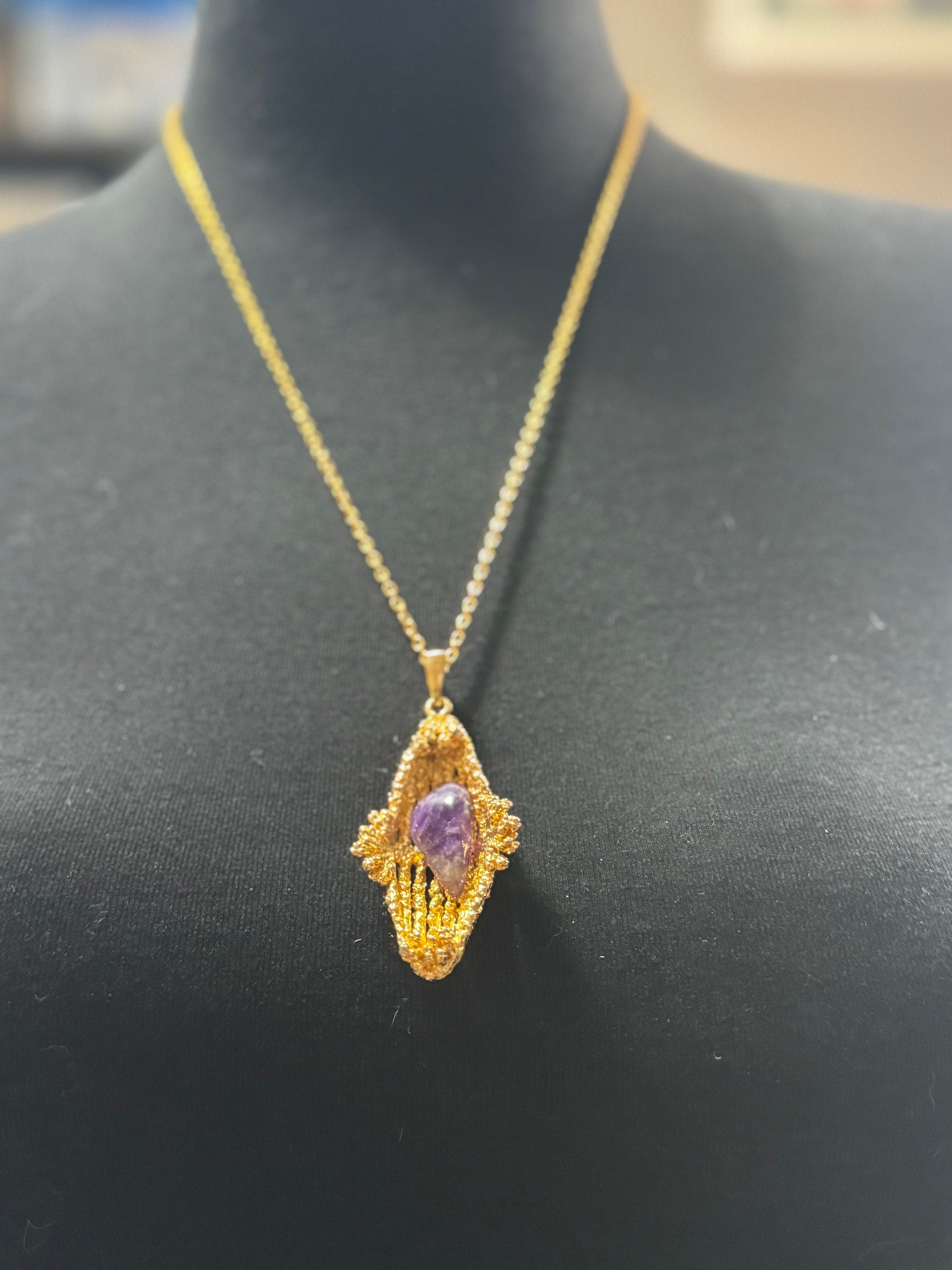 Vintage purple amethyst gemstone brutalist gold tone drop pendant necklace on 64cm chain