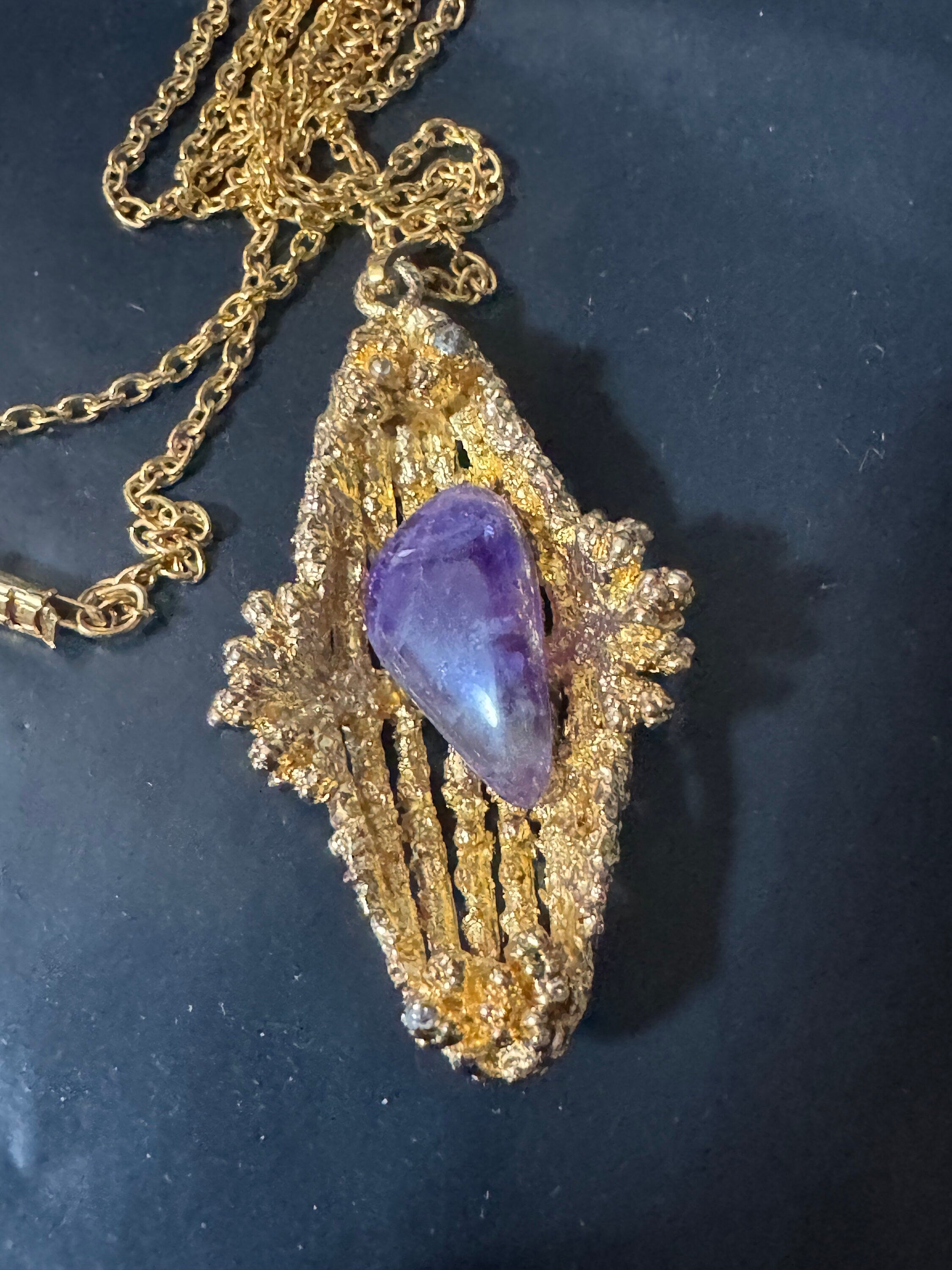 Vintage purple amethyst gemstone brutalist gold tone drop pendant necklace on 64cm chain