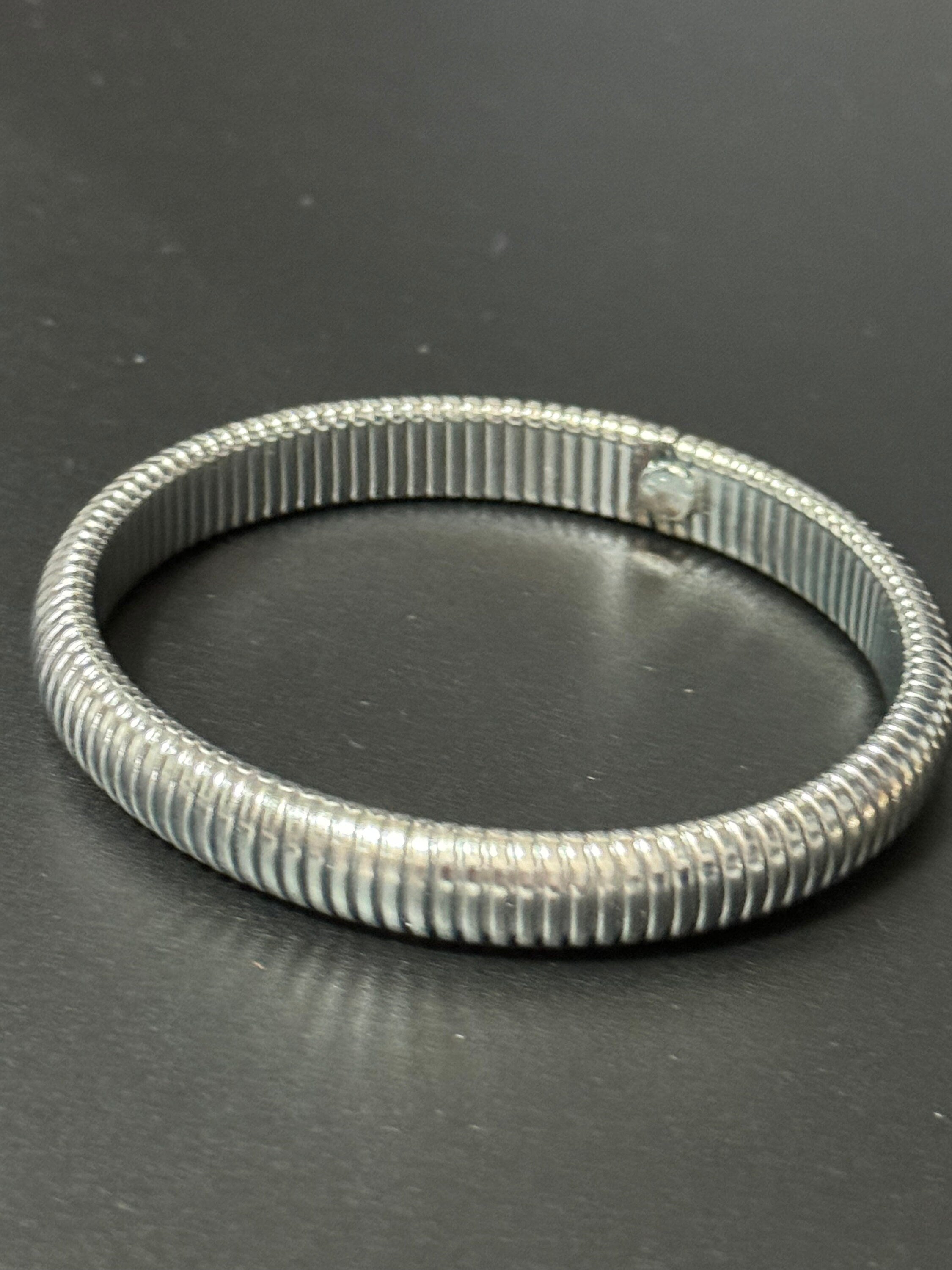 Retro 1cm silver tone omega bangle bracelet with stretch