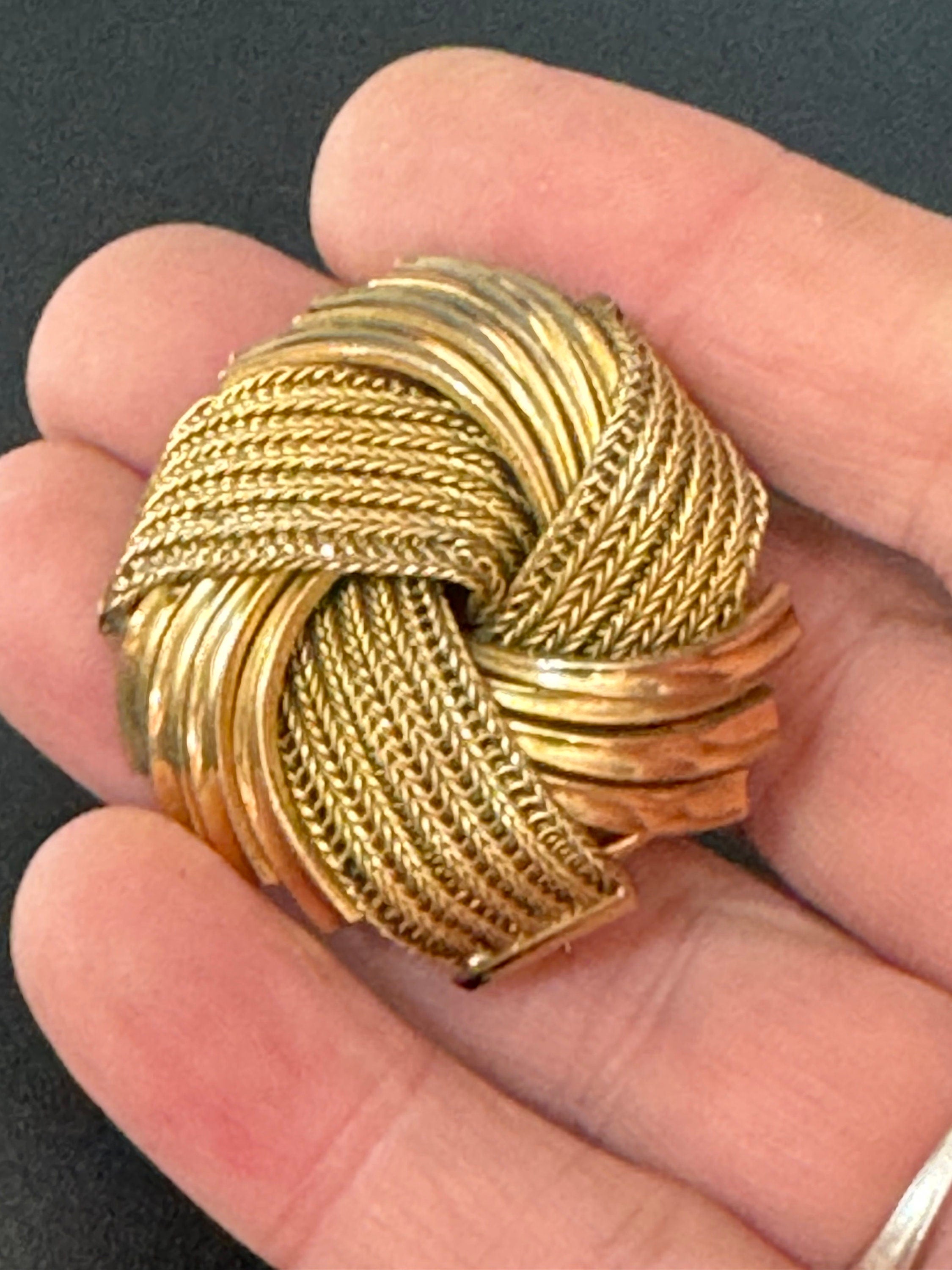 Signed GROSSE 1960 German Designer Gold Tone abstract classic knot design modernist high end brooch with roll clasp 1960s