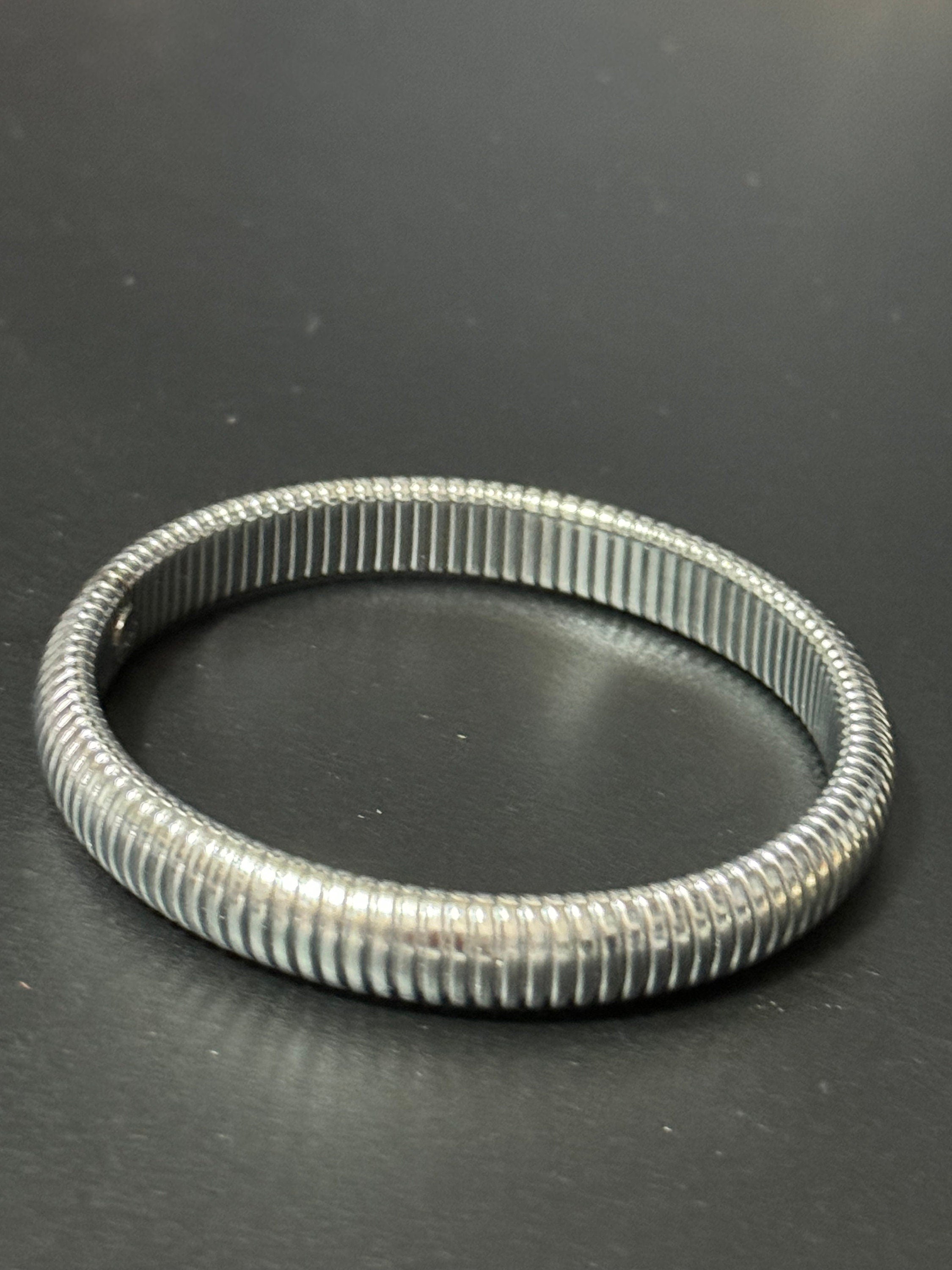 Retro 1cm silver tone omega bangle bracelet with stretch