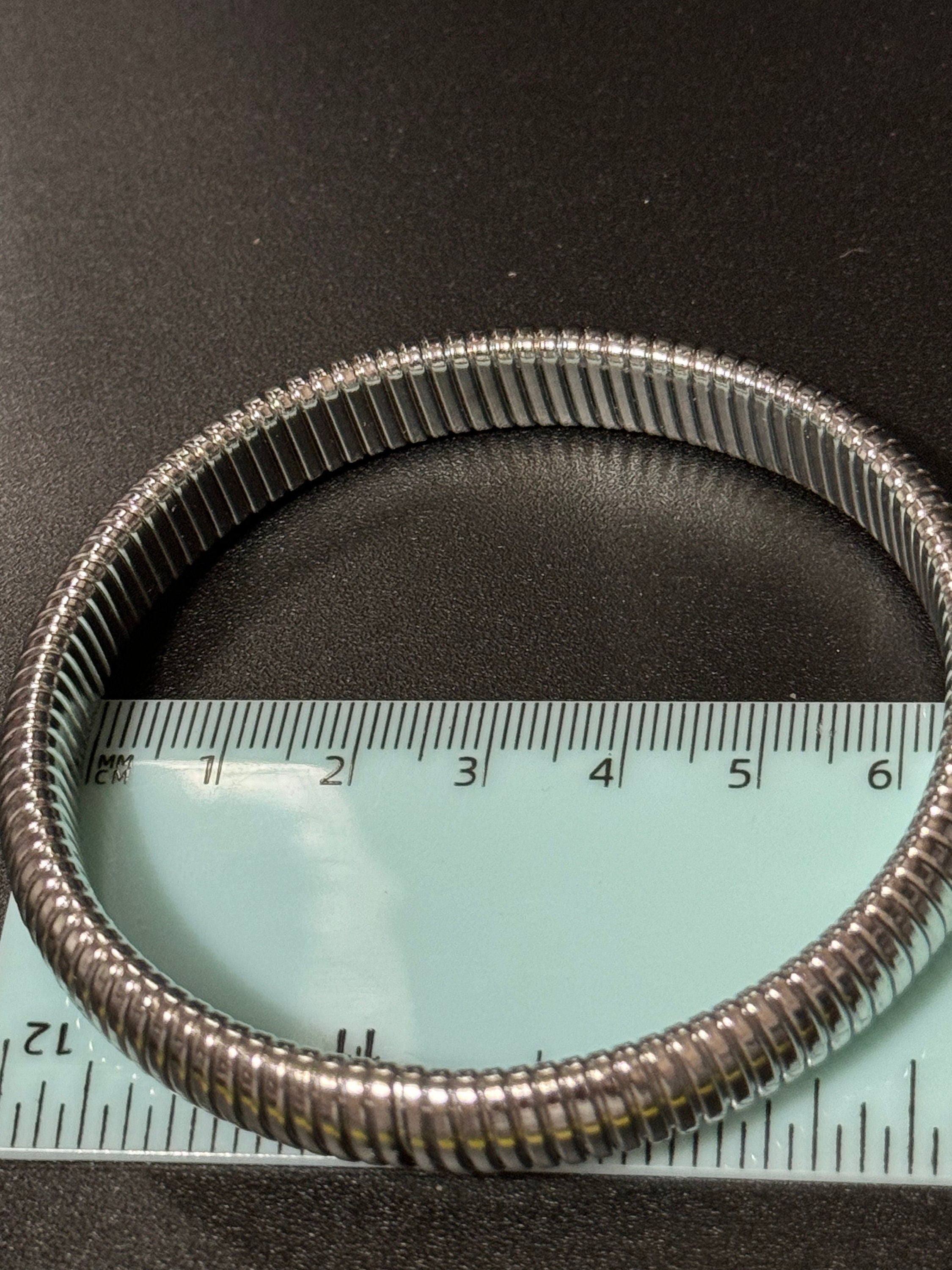 Retro 1cm silver tone omega bangle bracelet with stretch
