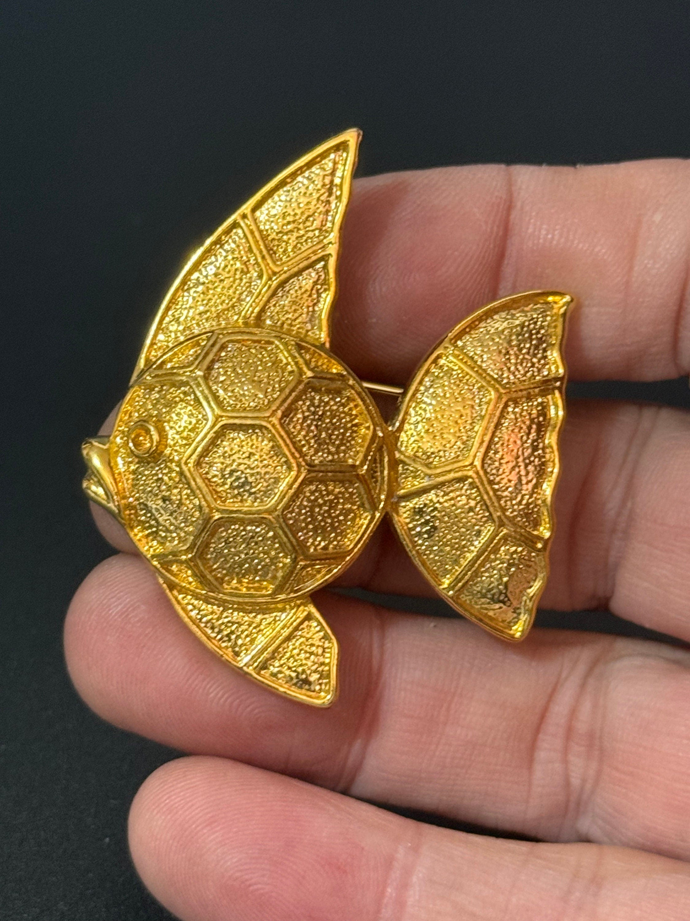 True vintage 4cm gold Tone classic nautical fish brooch pristine old shop stock