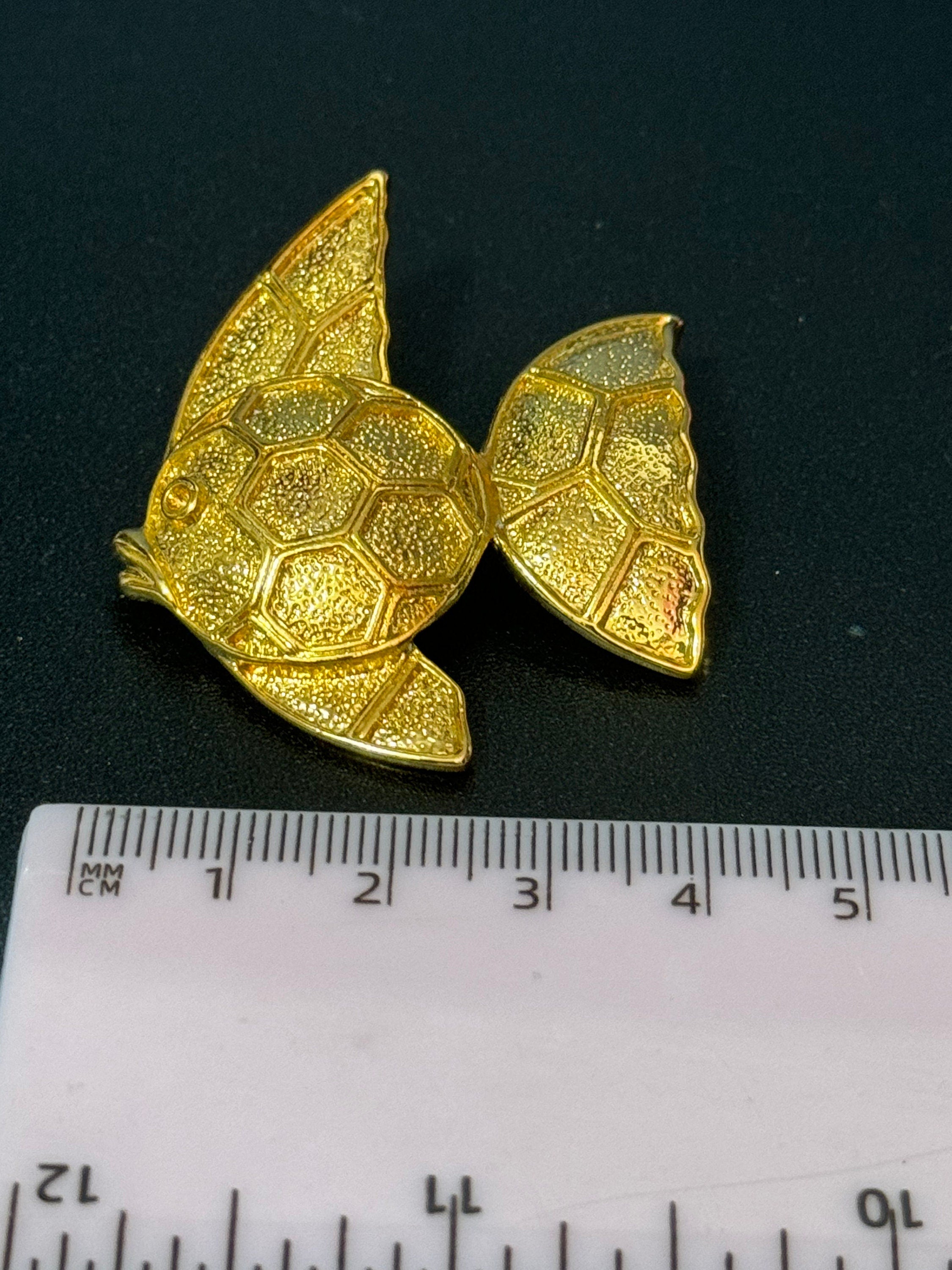 True vintage 4cm gold Tone classic nautical fish brooch pristine old shop stock