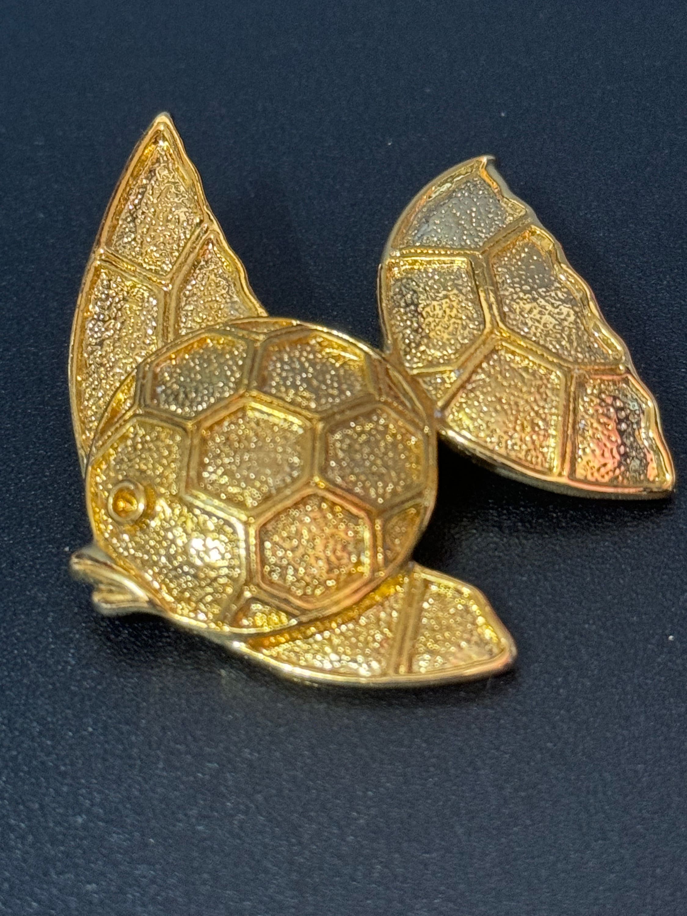 True vintage 4cm gold Tone classic nautical fish brooch pristine old shop stock