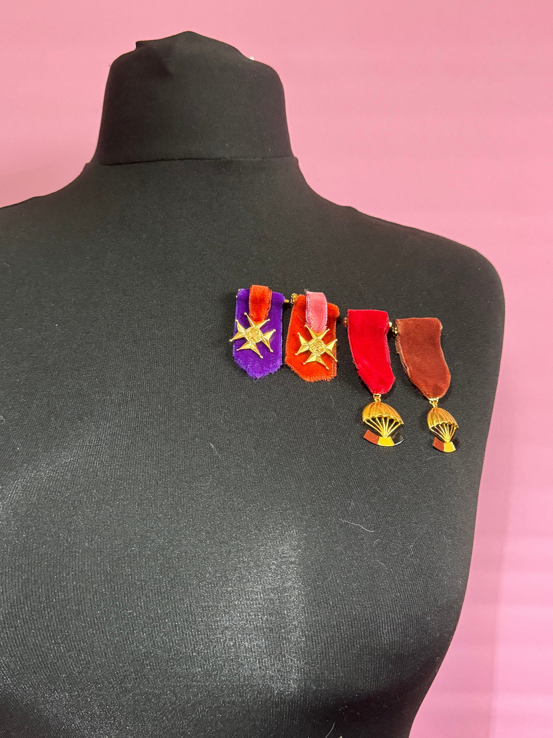 vintage novelty French velvet faux medal military Brooch parachute regiment Maltese cross