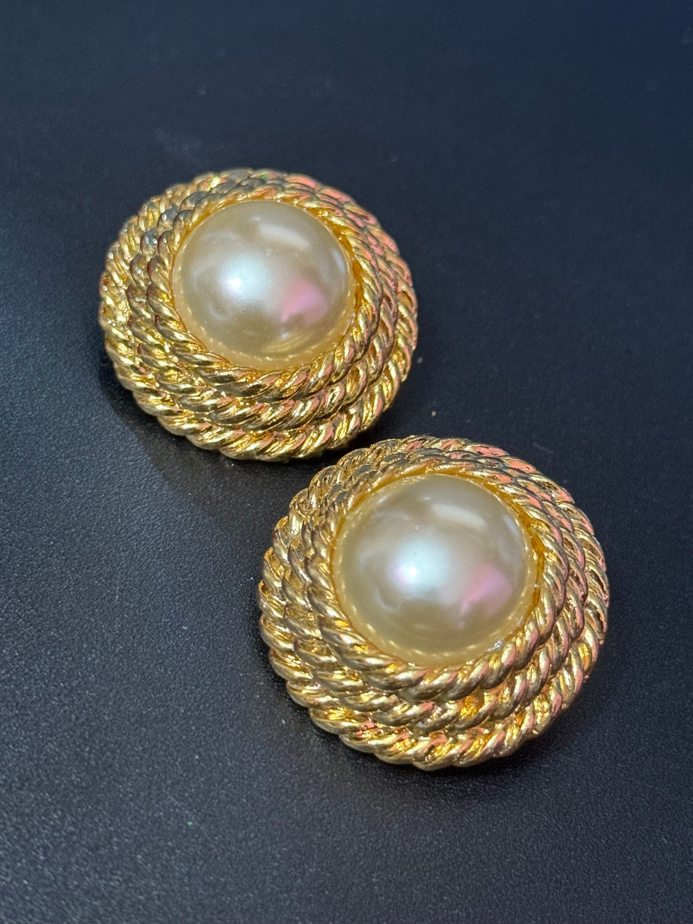 oversized 3.5cm Gold tone faux pearl cabochon nautical rope twist domed clip on earrings 1980s