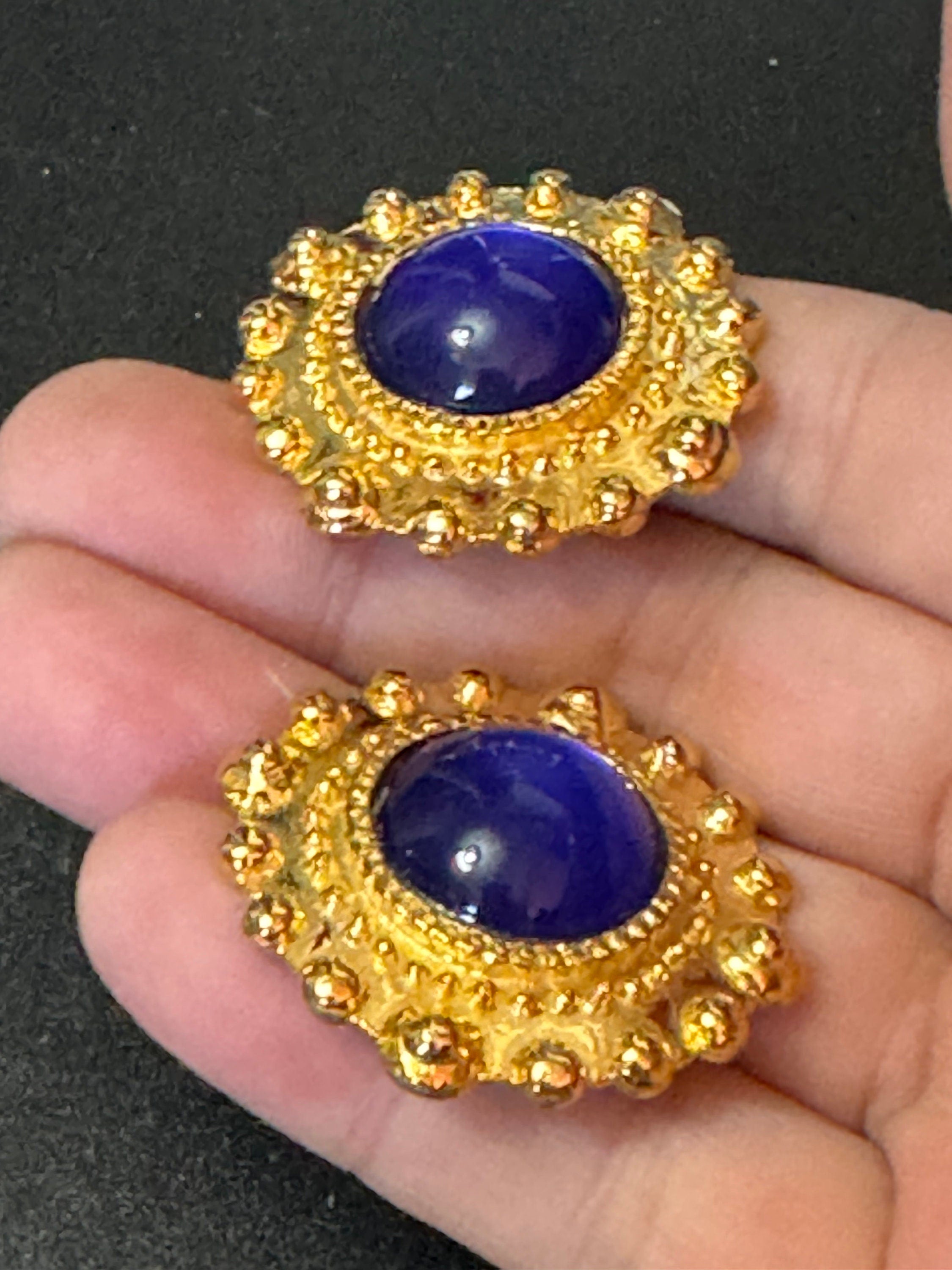 True vintage oversized 4cm Gold tone bright cobalt blue cabochon etruscan round domed clip on earrings 1980s