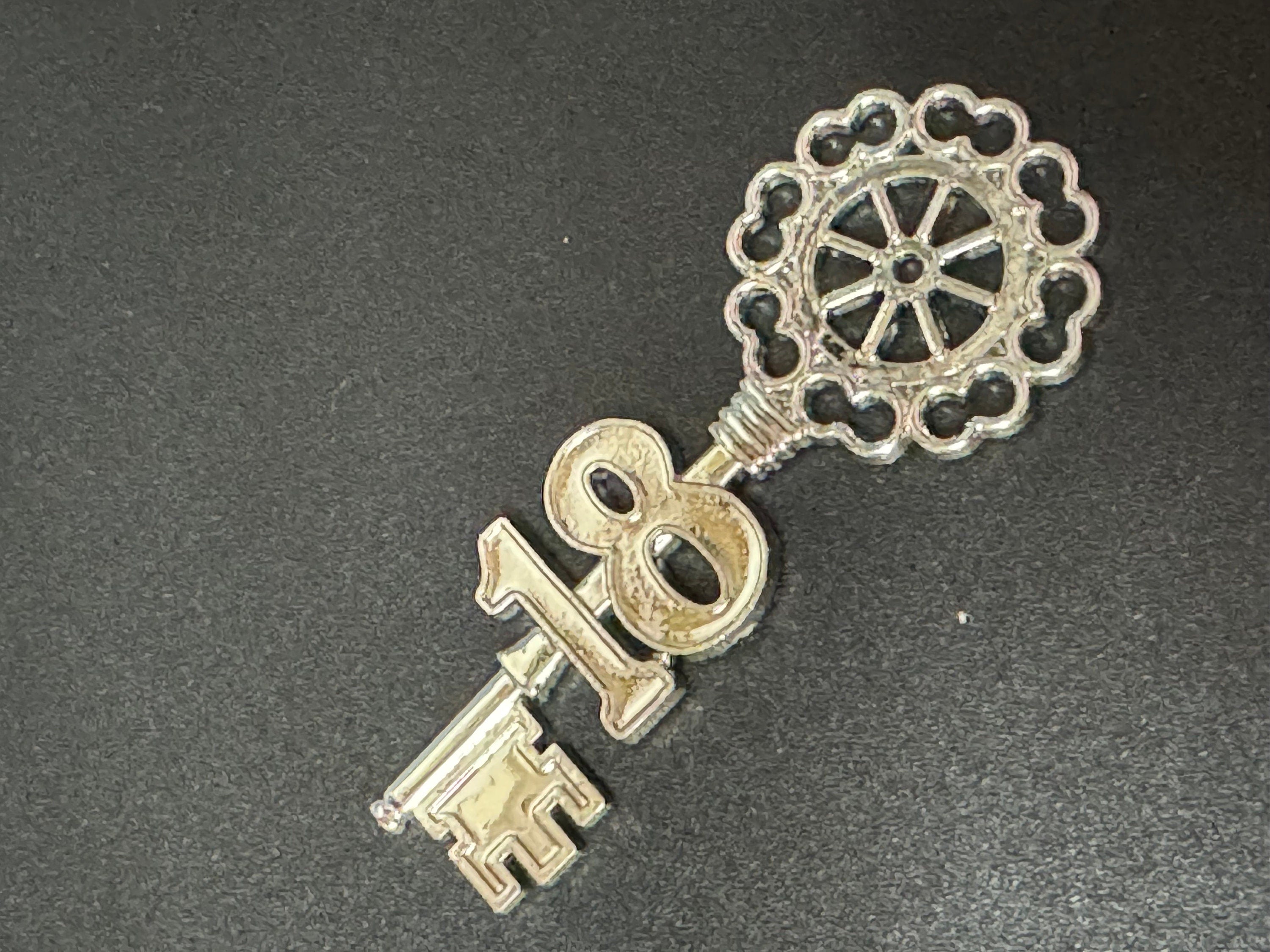 Vintage 18th Birthday Key to the Door silver Cake Decoration Happy Birthday Cake Topper Sign Home Baking